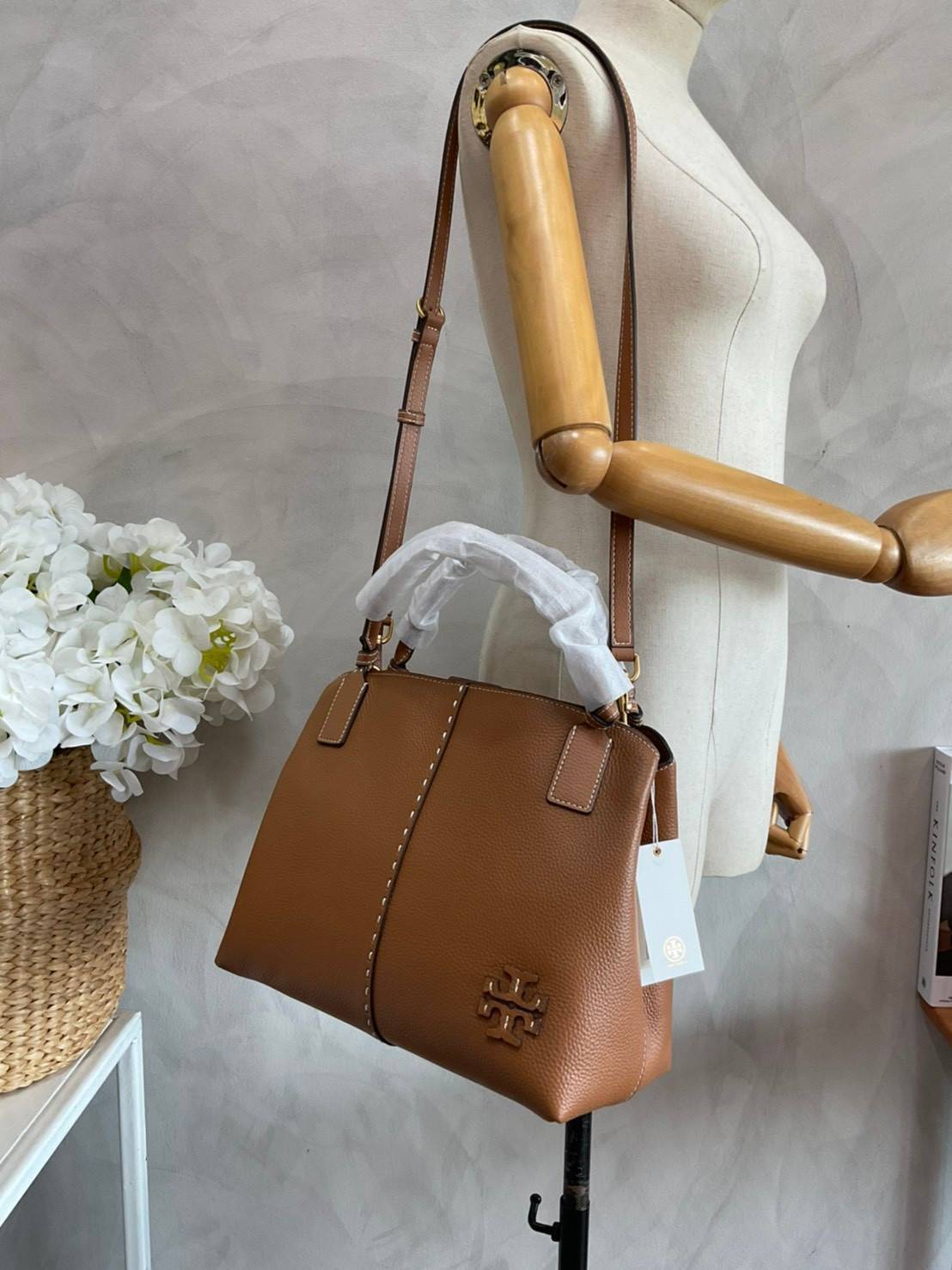 TORY BURCH Mcgraw Satchel Tote Bag (Size L) กระเป๋าถือ/สะพาย Crossbody วัสดุหนังลูกวัวแท้ 100% ด้านหน้าประดับโลโก้หนัง ตัดเป็นรูปตัว T สัญลักษณ์แบรนด์ ตัวกระเป๋าเดินด้ายเล่นลายเพิ่มลูกเล่น เพื่อความเก๋!!