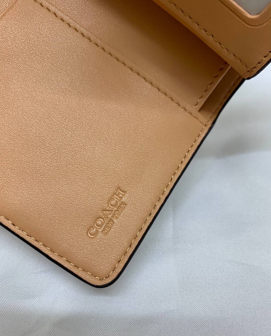 สวยมากๆ ห้ามพลาดเลยนะคะ! COACH MEDIUM CORNER ZIP WALLET IN SIGNATURE ((C4768)) พร้อมส่งค่ะ! กระเป๋าเงินใบขนาดกลางๆ กำลังดี หนังแท้ลายฉลุรูปตัวC ทั้งใบ สวยงามน่าใช้มากๆ ภายในมีช่องเสียบบัตรได้ถึง10ช่อง//ช่องใส่ธนบัตรหนึ่งข่องสามารถใส่แบงค์พันตามยาวได้เลยค่