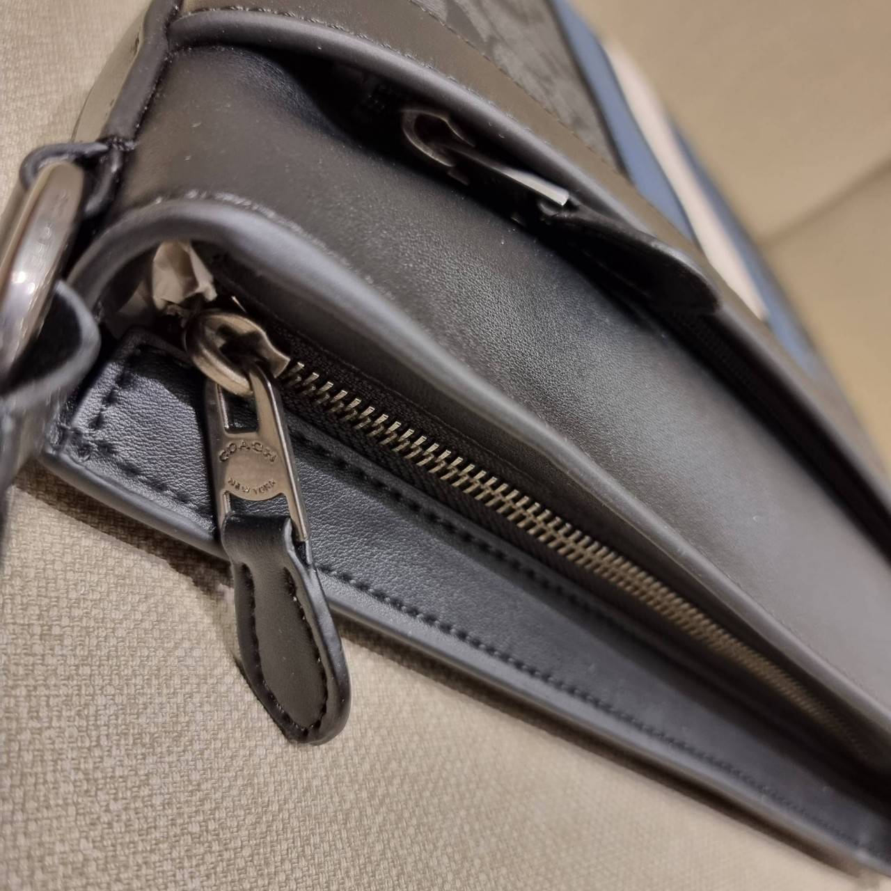 COACH F26068 CHARLES CROSSBODY IN SIGNATURE CANVAS WITH VARSITY STRIPE อีกหนึ่งรุ่นสุดฮิตเอาใจหนุ่มๆ กับดีไซน์แถบสีโดดเด่น กระเป๋าสะพายข้างทรงคลาสสิค ขายดี ไอเท็มทีเด็ด วัสดุหนังแคนวาสเคลือบลายสลับหนังแท้ เปิด-ปิดด้วยซิป และมีช่องแยกแบ่งสัดส่วนด้านหน้ากระ