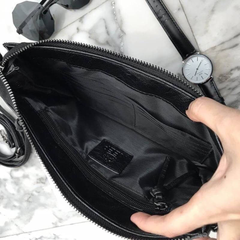 กระเป๋า KEEP Milan shoulder &clutch bag ตัวกระเป๋าผลิตจากหนังแกะเทียม ลายหนังชัดเจน สวย อะไหล่สีดำเข้ากับกระเป๋าสุดๆคะ จุดเด่นคือ สามารถใช้งานได้แบบ 2 in 1 เลยคะ ถือคล้องข้อมือเป็น คลัช หรือ สะพายข้างลำตัวได้ แถมภายใน มีช่องแบ่งเก็บของถึง 3 ช่องใหญ่ และ ช