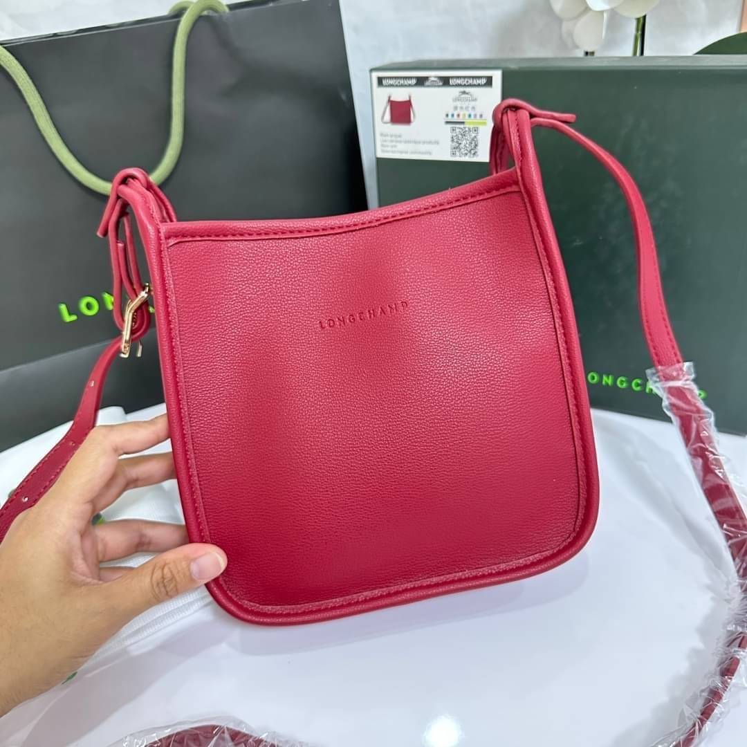 LONGCHAMP LE FOULONNÉ CROSSBODY BAG กระเป๋าสะพายที่เรียบง่ายและดูดี การออกแบบที่คล่องตัวของรุ่นนี้เหมาะอย่างยิ่งสำหรับผู้หญิงที่มีบุคลิกที่ต้องการกระเป๋าสไตล์แบบเรียบง่าย