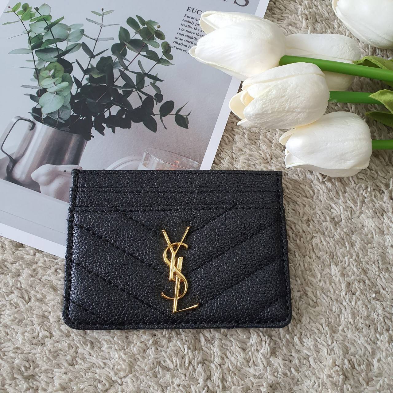 งานหรูเว่อวัง พร้อมส่งคะ YSL card holder in Black(GWP) 💳 จากพรีเมี่ยมกิ้ฟแบรนด์หรูอย่าง YSL ดีไซน์สวยเก๋ หนังคาเวียร์dด้าน ประดับ Logo brand อะไหล่ทอง *ขนาดกำลังน่ารัก ใส่บัตรได้ถึง 5 ใบ พกพาสะดวก จะซื้อไว้ใส่บัตรใบหรู หรือซื้อให้เป็นของขวัญ ก็ควร