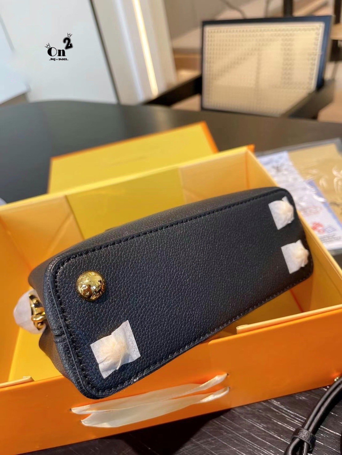 LV capucines top handle กระเป๋าถือสุดหรู ดีไซน์ทรงคลาสสิค อะไหล่สีทองปั้มทุกจุด มาพร้อมสายสะพายยาวงานจริงสวยทุกมุมเป๊ะปังมากค่ะ งานมาพร้อมหูจับในตัว ที่สุดของความสวยในราคาเบาๆ ด้วยรูปทรงวินเทจและวัสดุหนังลูกวัวสังเคราะห์ สัมผัสดี ขับผิว ทำให้ไอเท็มนี้สะกด