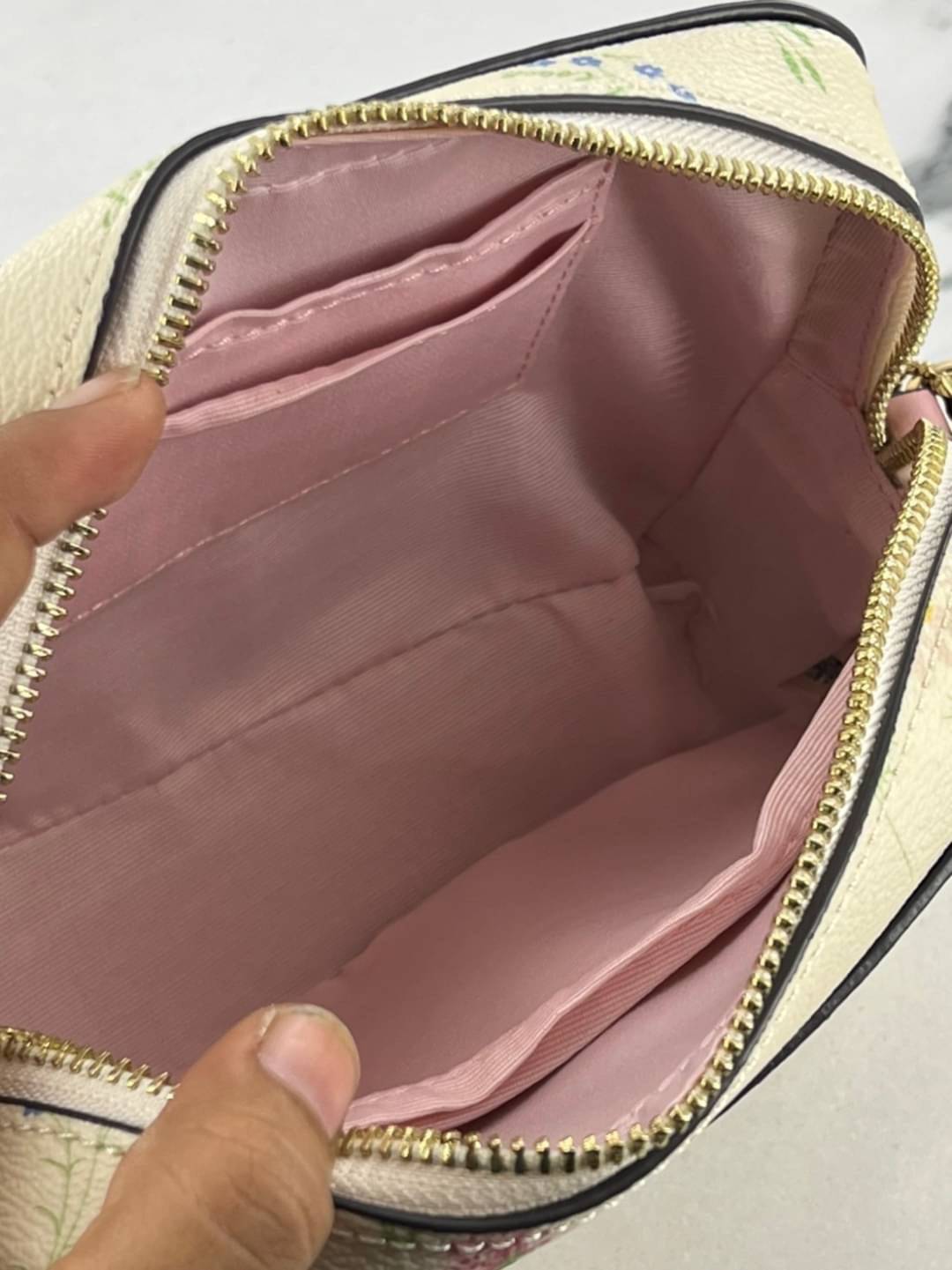 COACH Wildflower Printed GEMMA Mini Camera Bag น่ารักได้ไม่ต้องรอเช่นเคยอีกหนึ่ง!! สายหวาน สายเจ้าหญิง ไม่ควรพลาด!! กระเป๋าทรงกล่องสุดฮิต ในดีไซน์มุ้งมิ้ง มาให้จัดกันแน่นๆเลยจ้า ดอกไม้คละเต็มใบ สวยๆหวานๆ ด้านหน้ามีซิปให้เก็บของได้จุกจิก ภายในโล่งกว้างใส่ข