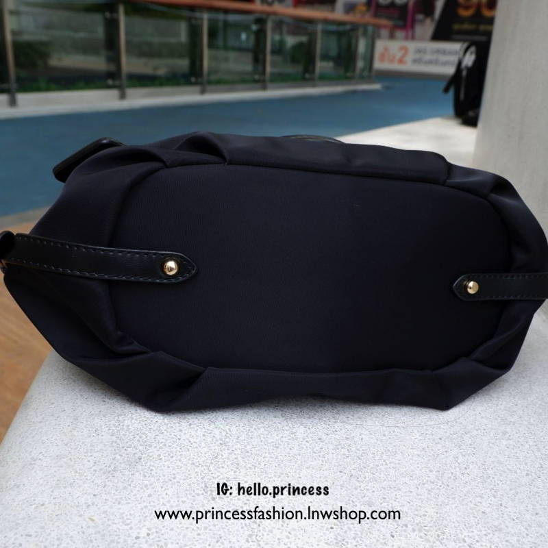 งานพรีเมี่ยมกิ้ฟ รุ่น Limited edition ค่า กระเป๋าเอนกประสงค์ จากแบรนด์ PRADA เป็น กระเป๋าผ้าไนล่อน ตามแบบฉบับของแบรนด์เลย หลงรักเลยคะ สะพายไหล่ได้ ถือก็สวยๆ มีสายยาวค่ะ ใช้แล้วสวยมากๆคุ้มเกินราคารับประกันค่ะ Must have !!