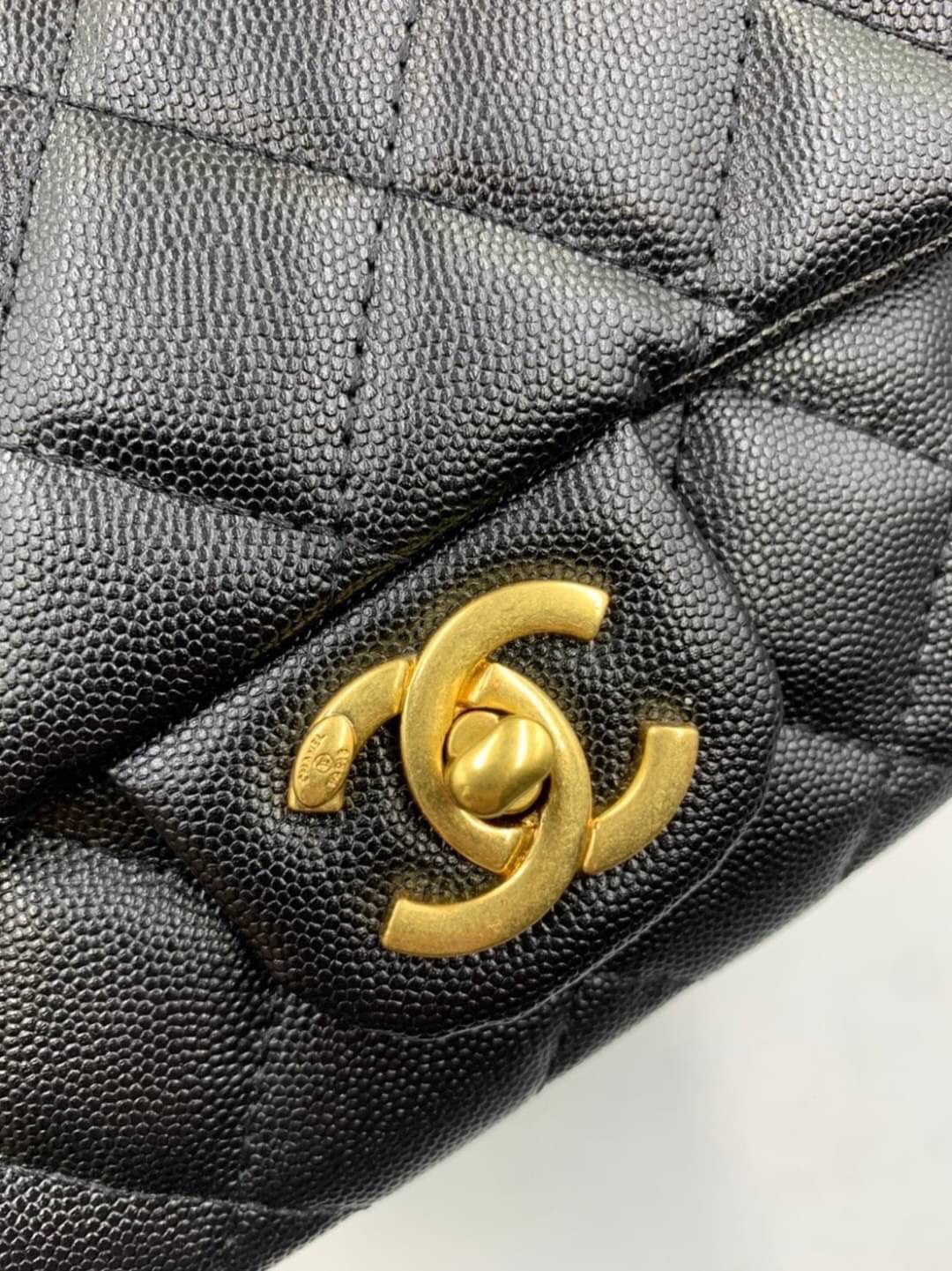 หนังแท้ VIP GIFT CHANEL Small Black Quilted Caviar Classic Flap Coin Charm Soul Chain คอลเลคชั่นใหม่ล่าสุดเลยค่ะ สายสะพายเก๋มาก ห้อย charm วงกลมสีทอง หนังคาเวียสีดำขนาด 8.5” ใส่ iPhone ได้ทุกรุ่นใส่ได้สบายๆ เลยค่ะ รุ่นใหม่เริ่ดมากจ้า