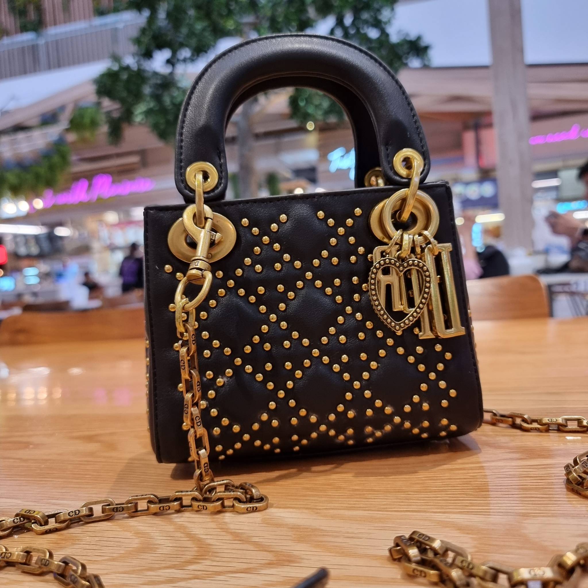 DIOR CD MINI LADY STUDDED BAG กระเป๋าสะพายข้างพรีเมี่ยมกิ๊ฟสุดฮอต ดีไซน์ตกแต่งหมุดเต็มใบ ไม่มีคือพลาด หรูจริงอะไรจัง ทรงกล่องคลาสสิค วัสดุหนังแท้ โดดเด่นด้วยพวงกุญแจโลโก้สีทองลิมิเต็ด มีหูจับในตัวและสายครอสบอดี้สุดเลิศ แต่งเติมดีเทลอัพราคาไปอีก ภายในเป็นช