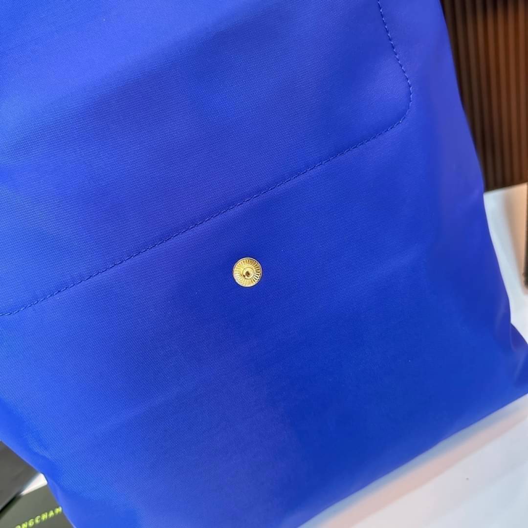 LONGCHAMP LE PLIAGE RE-PLAY TOP HANDLE BAG สินค้ารุ่นลิมิเต็ด collection สุดปัง ซื้อใบเดียวเหมือนได้2 ใบ กระเป๋าสะพายแนวตั้งที่กว้างขวาง มีเอกลักษณ์เฉพาะตัวแต่มีดีไซน์ที่น่าดึงดูด