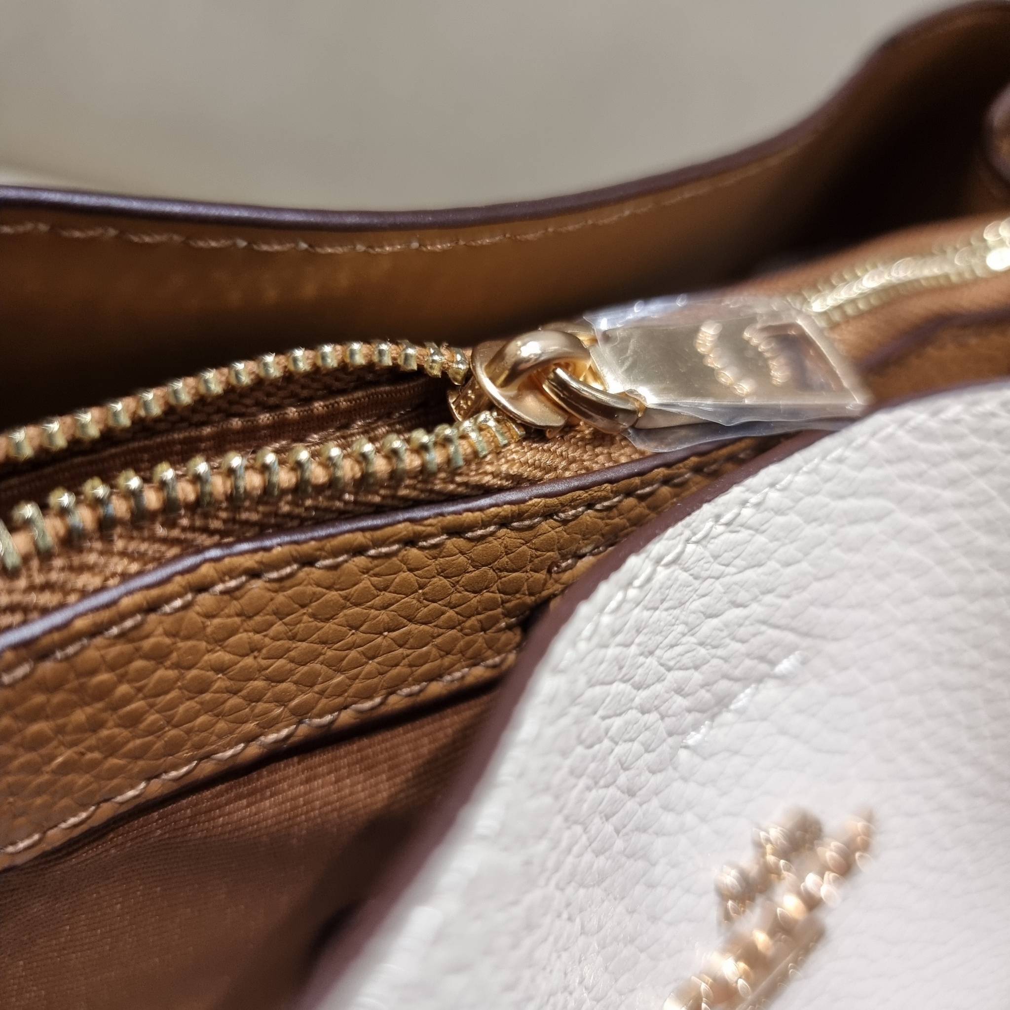 COACH 1011 SMALL TOWN BUCKET BAG รุ่นยอดนิยมใบเล็ก กระเป๋าทรงบัคเก็ต สีคลาสสิคเรียบหรู ตัดกับโลโก้สีทองดูโดดเด่น วัสดุหนัง pepble สวยคมทุกมุมจริงๆ!! เปิด-ปิดด้วยกระดุมแม่เหล็กทั้ง 2 ฝั่ง ภายในเป็นช่องโล่ง มาพร้อมสายสะพายปรับได้ตามตัว ขนาดใบนี้กำลังสวย สะพ