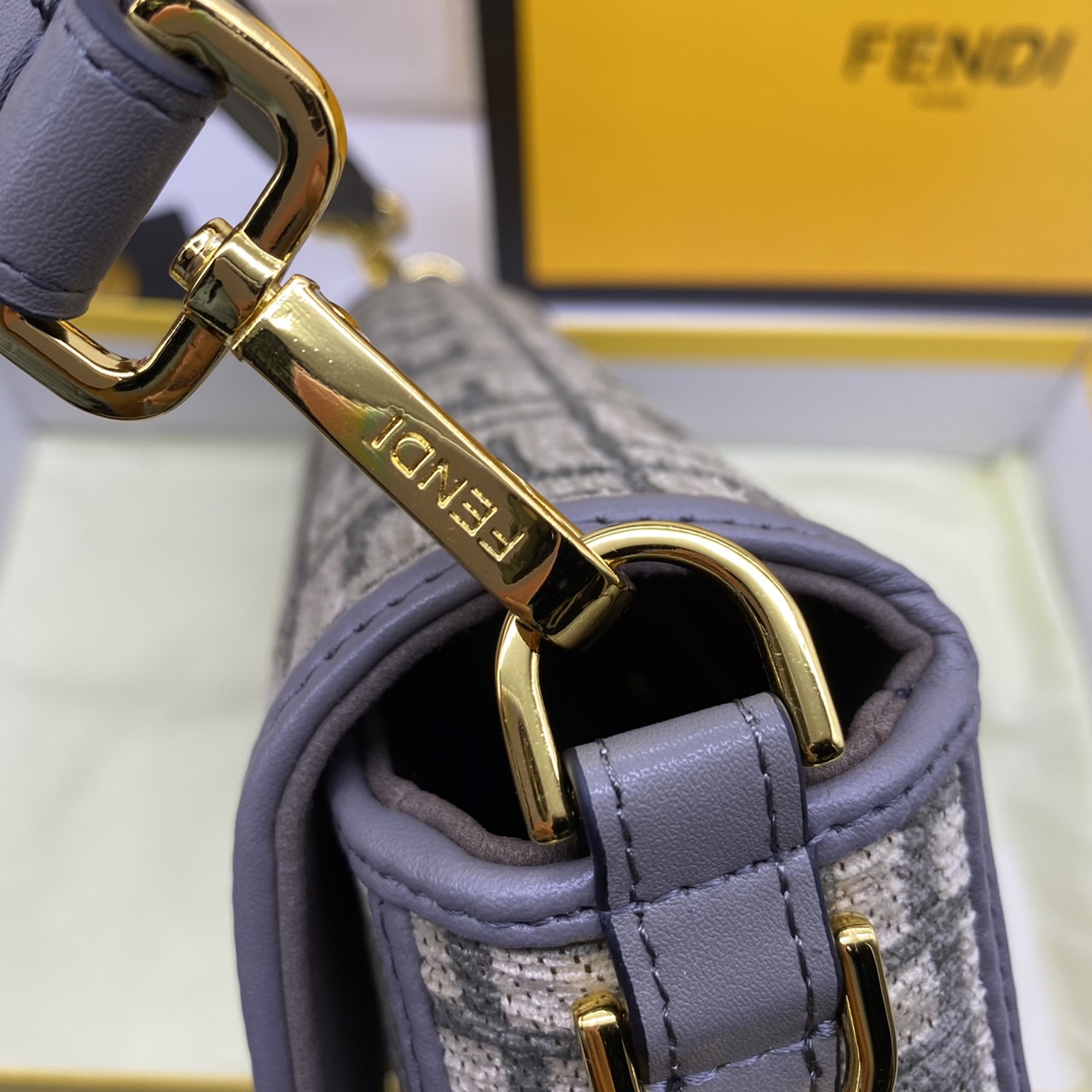 Fendi Baguette FF Tapestry Fabric Bag เกรดออริจินอล กระเป๋าทรง Baguette ขนาดกลาง วัสดุผ้าเซนิล พร้อมลวดลาย FF สีเทาเข้ม ปิดท้ายด้วยรายละเอียดหนังแบบทูโทนและประดับด้วยตัวล็อค FF โดดเด่นด้วยฝาปิดด้านหน้าตัวล็อคแม่เหล็กช่องด้านในบุด้วยผ้าหนังกลับพร้อมกระเป๋า