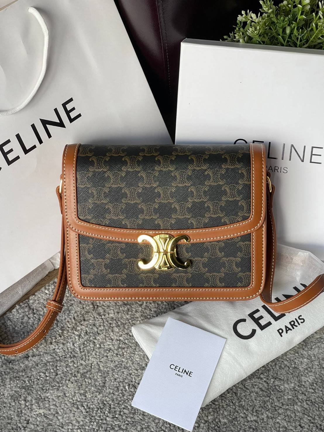 VIP 】Celine TEEN MEDIUM TRIOMPHE BAG IN TRIOMPHE CANVAS สาวๆที่กำลังมองหากระเป๋าน่ารักเอาไว้ใช้ในวันสบาย ๆ แต่ไม่รู้เลือกกระเป๋า Celine รุ่นไหนดี แนะนำรุ่นนี้เลยคะ เป็นกระเป๋าสะพายข้างขนาดกำลังดี สวยแบบคลาสสิก หรูหราด้วยแคนวาสเคลือบลาย Triomphe อีกทั้งยัง