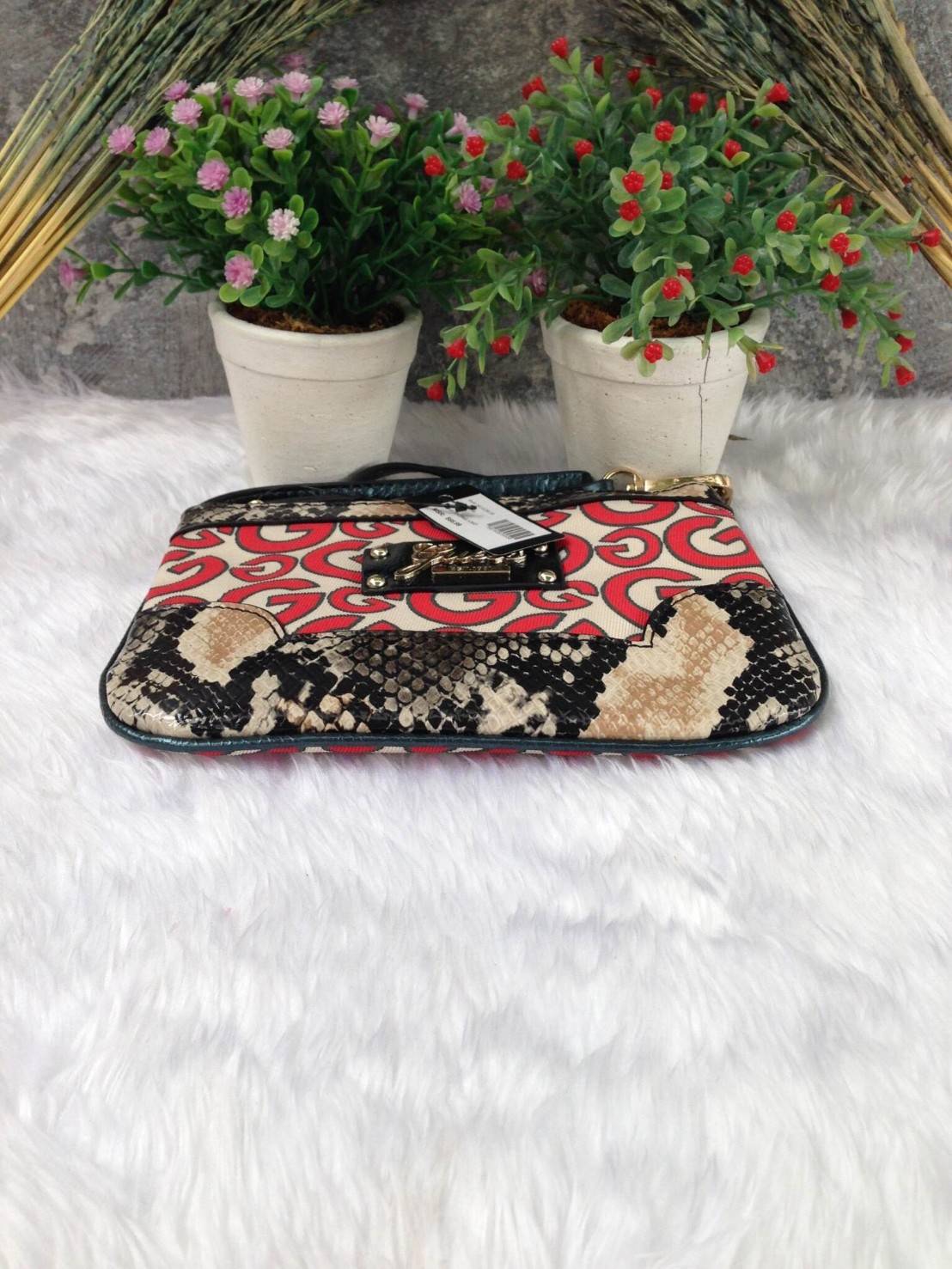 Guess clutch bag กระเป๋าคลัชถือ มาพร้อมสายสะพาย น้ำหนักเบา สีสันสวยงาม แต่งแคนวาสด้วยอักษรG สลับหนังลาย โลโก้โลหะสลักบนหนัง สามารถใส่ iPhone 8+ ได้ สวยหรู น่าใช้มากค่า