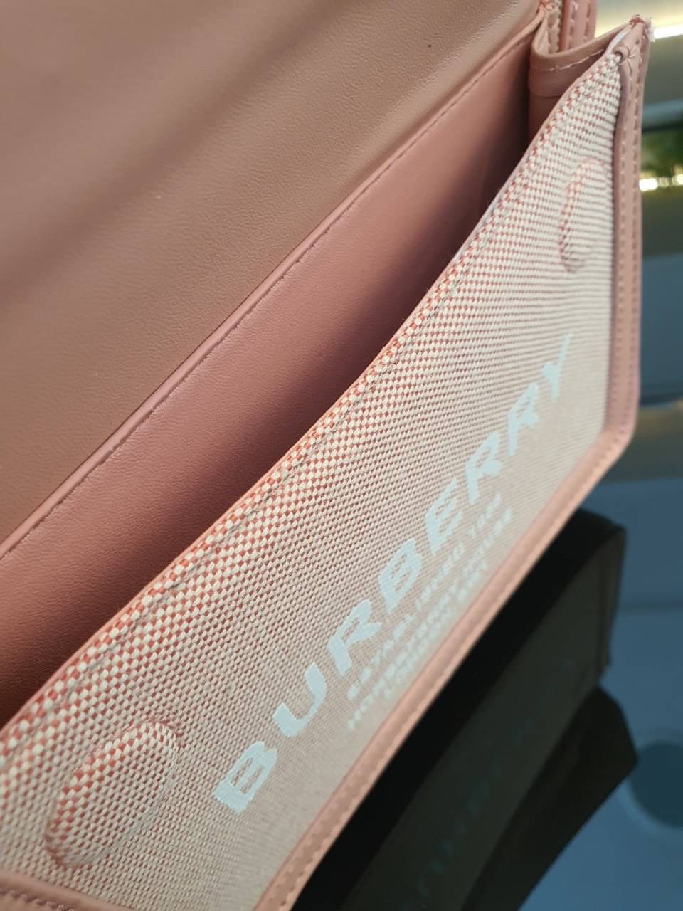 BURBERRY Mini Pocket Bag in Bright Red/dusky Pink / BURBERRY FRAGRANCES MINI TOTE BAG ตัวกระเป๋าเป็นผ้าตัดหนัง Lambskin นิ่มสวยหรูดูดี สีสันพาสเทล **น่ารักมากๆ มีช่องกระเป๋าหน้าเล็กให้1ช่อง ภายในช่องหลักโล่งกว้าง