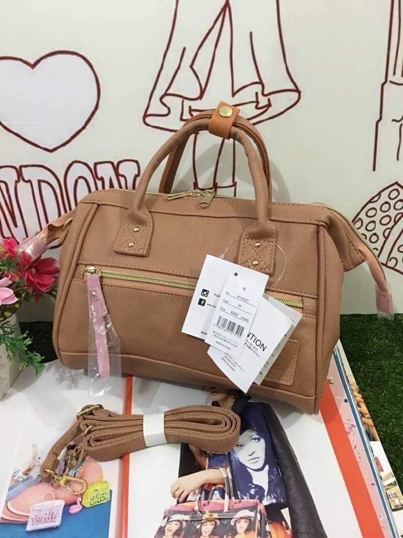 Anello polyester 2 way mini boston bag จากแบรนด์ดังในประเทศญี่ปุ่น กระเป๋าสไตล์คลาสสิค มีโครงปากกระเป๋ากว้างเป็นสัญลักษณ์ วัสดุหนัง pu กันน้ำได้ ภายในมีช่องใหญ่และช่องเล็กด้านข้าง2ช่อง เปิดปิดด้วยซิปคู่ มีตัวล็อคที่หูจับ ด้านหน้ามีช่องซิปเล็กใช้งานได้จริง