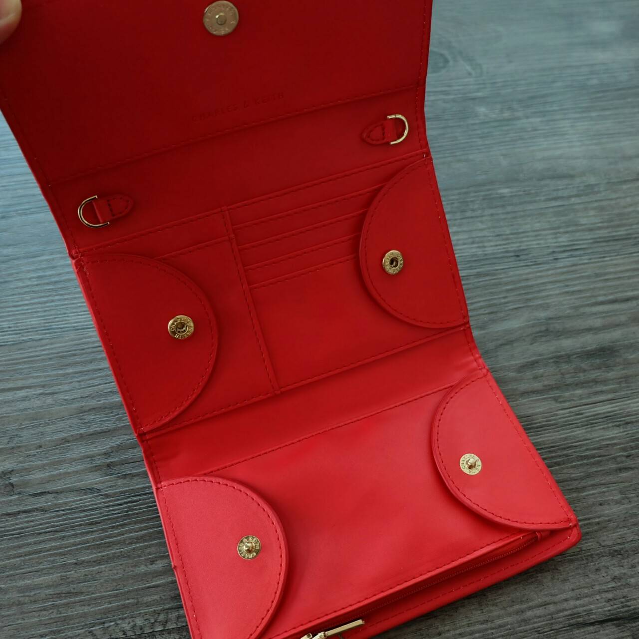 CHARLES&KEITH FRONT FLAP WALLET กระเป๋าสตางค์แบบ cluth คลัช รุ่นชนช็อปเปิดปิดด้วยฝาปิดกระดุมแม่เหล็ก ด้านหน้ามีโลโก้แบรนด์ ภายในมีช่องใส่ของ เยอะค่ะ มีทั้งฝช่องซิป และช่องใส่บัตรหลายช่อง สามารถใส่ธนบัตร มือถือ เหรียญและบัตรได้เยอะ มีกระดุมปรับขยายทรง มาพร