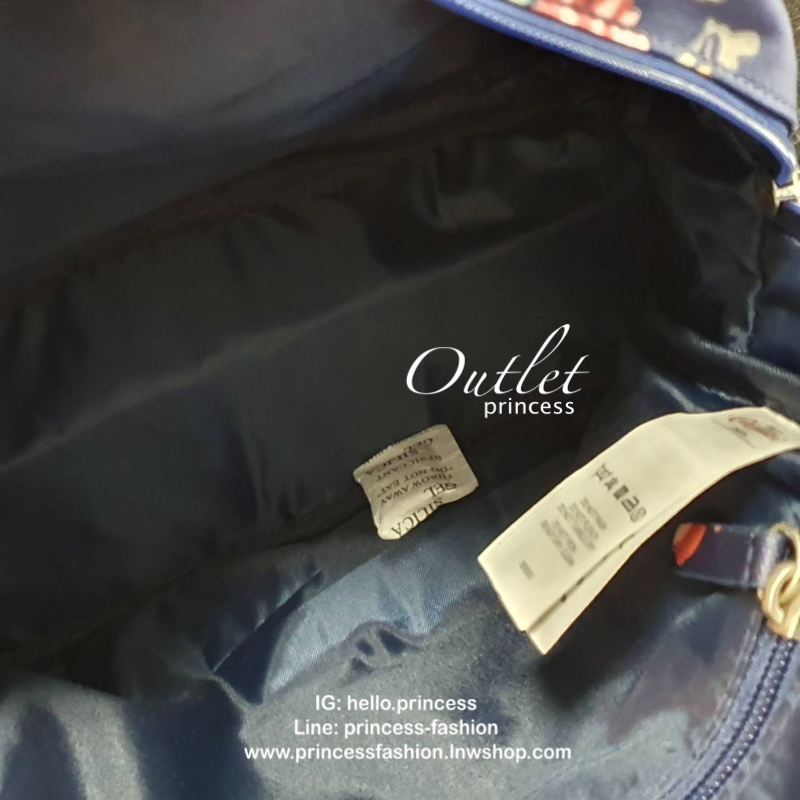 CATH KIDSTON MINI BACKPACK กระเป๋าสะพายเป้รุ่นมินิ วัสดุ PVCกันน้ำ สามารถเช็ดทำความสะอาดได้ เปิดปิดด้วยซิปสะดวกใช้ ด้านหน้าประดับโลโก้ cath Kidston พร้อมช่องซิปด้านนอกใส่กระเป๋าสตางค์ มือถือได้ ด้านในมีช่องซิป สามารถใส่ipad ได้สวยคลาสิคน่ารักน่าใช้ สาวๆที