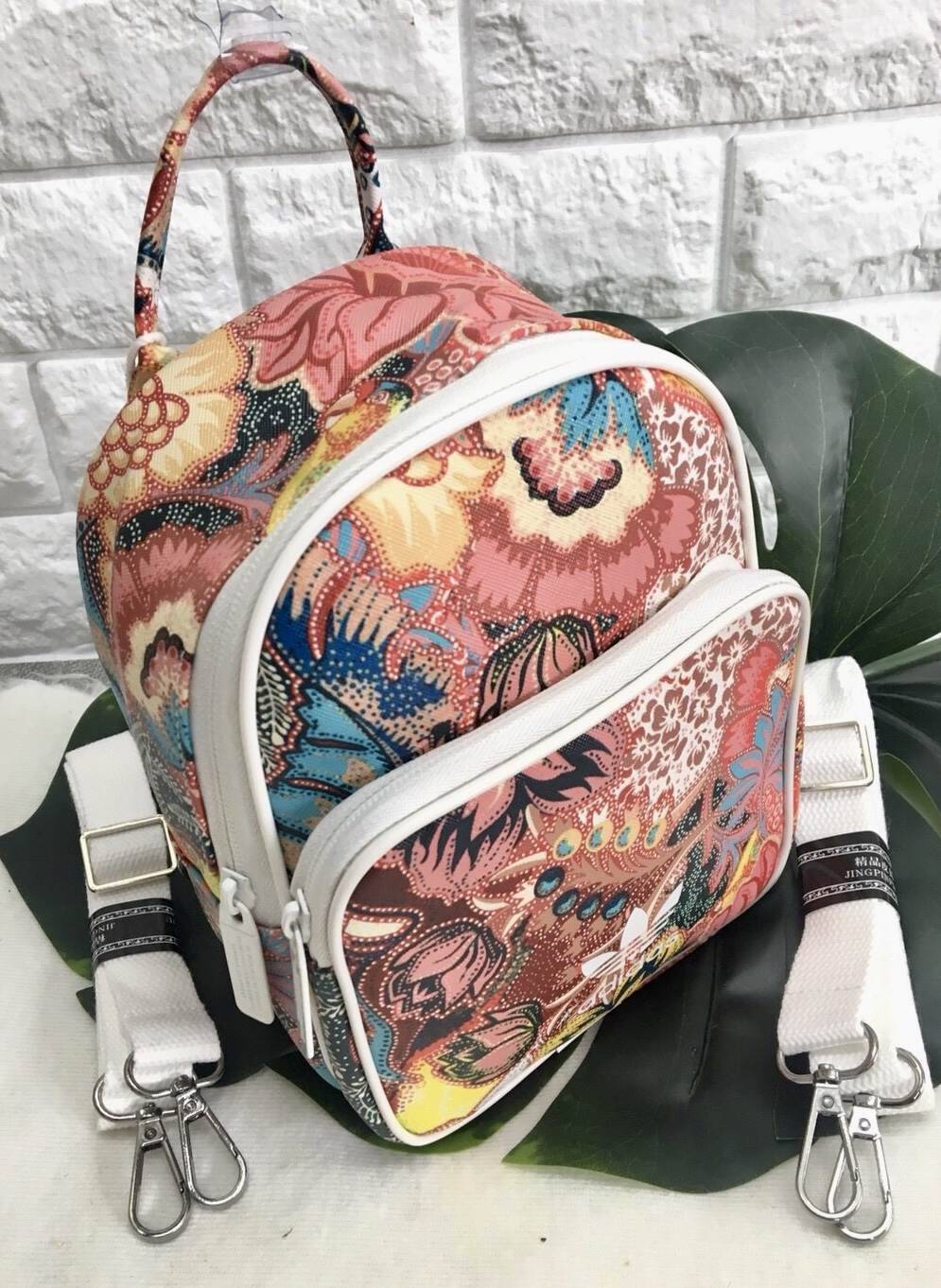 New !!! Adidas Mini Backpack Bag 2018 กระเป๋าทรง sport ขนาดน่ารัก ขึ้นลายสวย หนังนิ่ม ด้านหน้ามีช่องซิปหนึ่งช่อง ใส่ของจุกจิกได้เยอะ ช่องซิปหลักด้านในโล่ง ใส่ของจุ มีอีก 1 ช่องเล็กให้ใส่ของได้ รุ่นนี้มาพร้อมสายยาว2สาย ปรับรูปแบบการใช้งานได้หลากหลาย ถอดออก