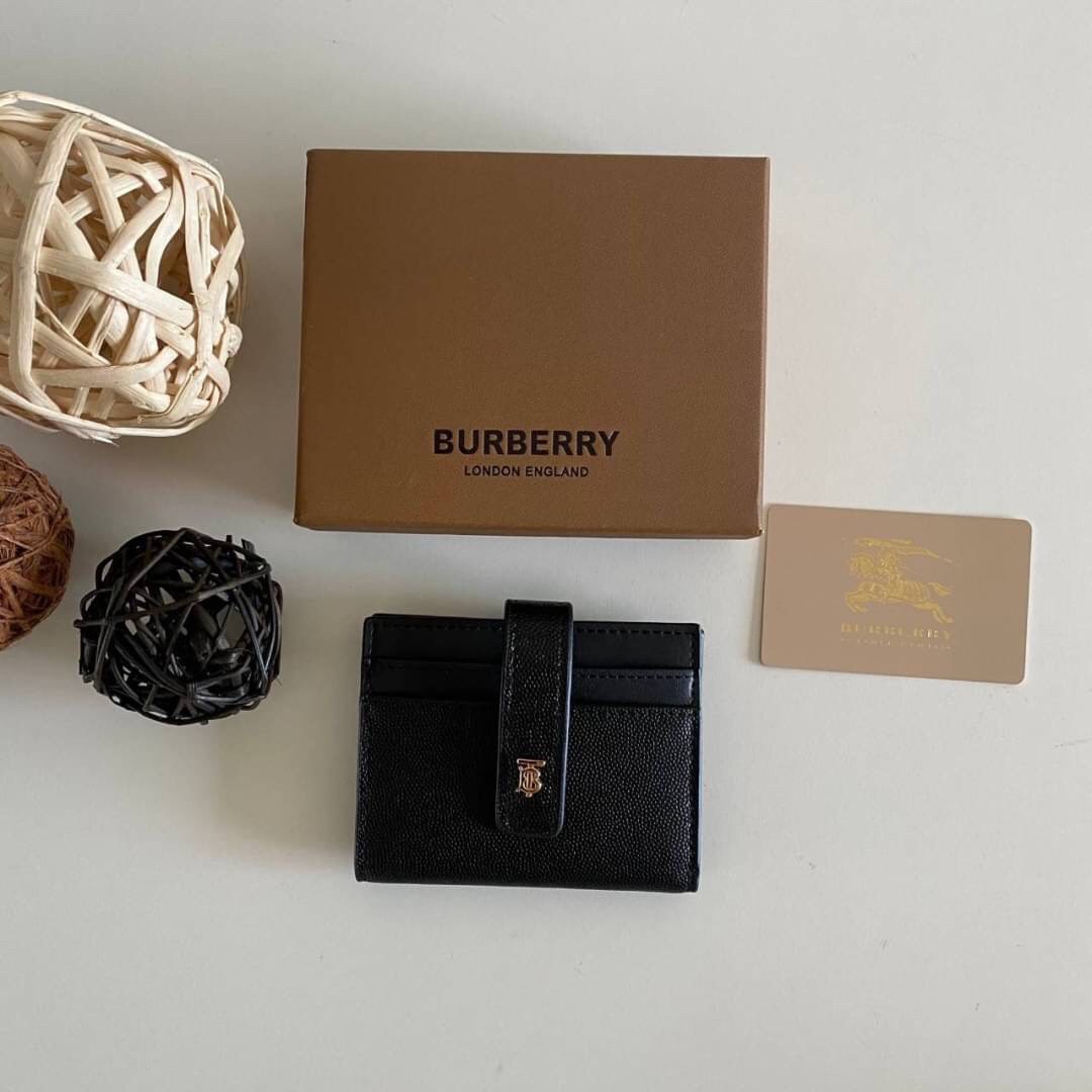 VIP GIFT 】Burberry Card Holder กระเป๋าเก็บบัตร สีดำสวยคลาสสิก หนังคาเวียร์ ขนาดพกพาสะดวก ปั้มโลโก้ทองเรียบหรู เหมาะมากสำหรับใครที่ พกบัตรต่างๆเยอะๆ ง่ายๆแค่ใบนี้ใบเดียวเอาอยู่จ้า สวยหรู มาพร้อมกล่อง สามารถซื้อเป็นของขวัญ หรือจะซื้อใช้เองก็ได้เลย!!