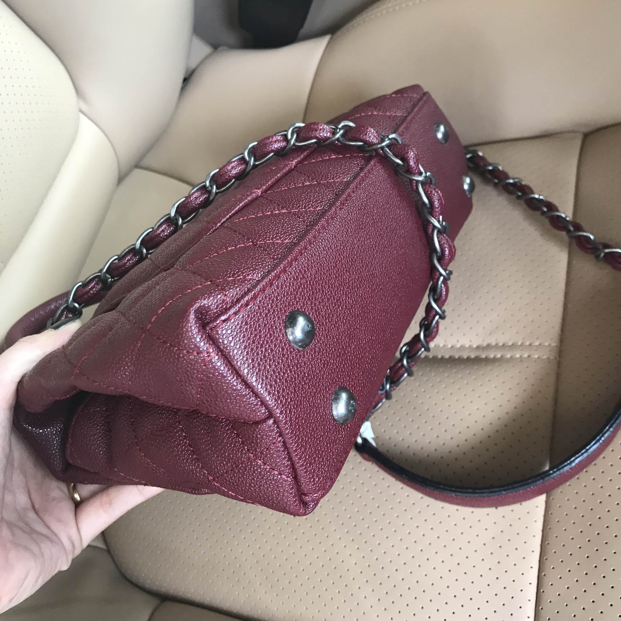 สินค้าเข้าใหม่ งานขายดี 🛍ทางร้าน ได้กระเป๋า จากแบรนด์ KEEP ทรงสวย หรู มากๆ เลยน๊า กระเป๋าอยู่ทรง หนังลายคาเวียร์ นิ่มมากคะ สายโซ่สีดำรมควัน มีที่รองไหล่ สะพายสบายคะ สายปรับ ขนาดกะลังดีคะ ใบจริงสวยมาก เข้ากับชุดได้ง่ายมากๆ ถือหรือสะพายได้2แบบเลยค่า