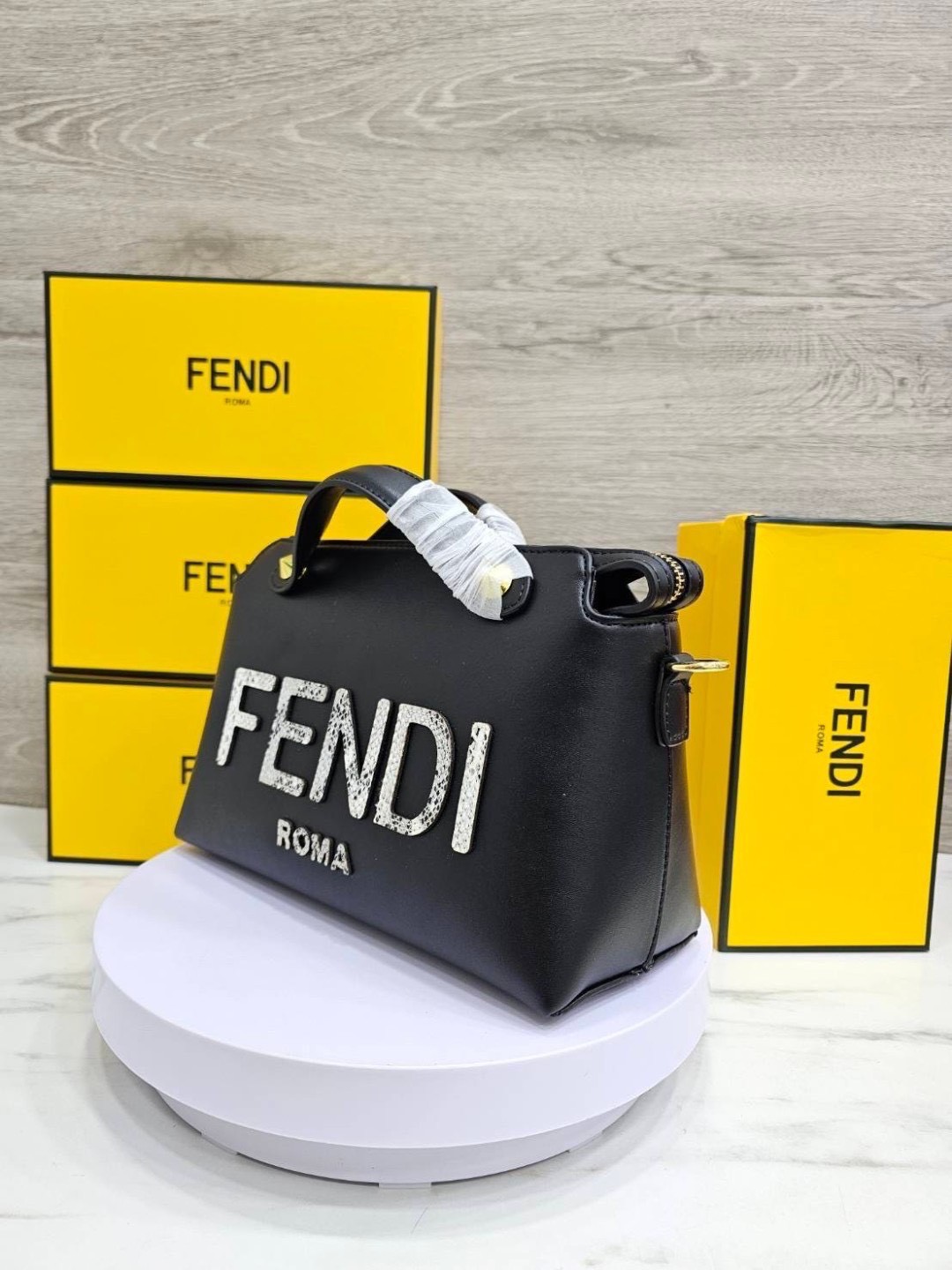 FENDI By The Way Boston Bag Elaphe Dark Gray กระเป๋าสะพายทรงบอสตัน คอลเลคชั่นสุดฮอต โทนดำคมเข้มคลาสสิค ดีไซน์โลโก้ใหม่สวยโดดเด่น เป็นยูนิเซ็กส์จะหนุ่มๆหรือสาวๆก็สะพายได้