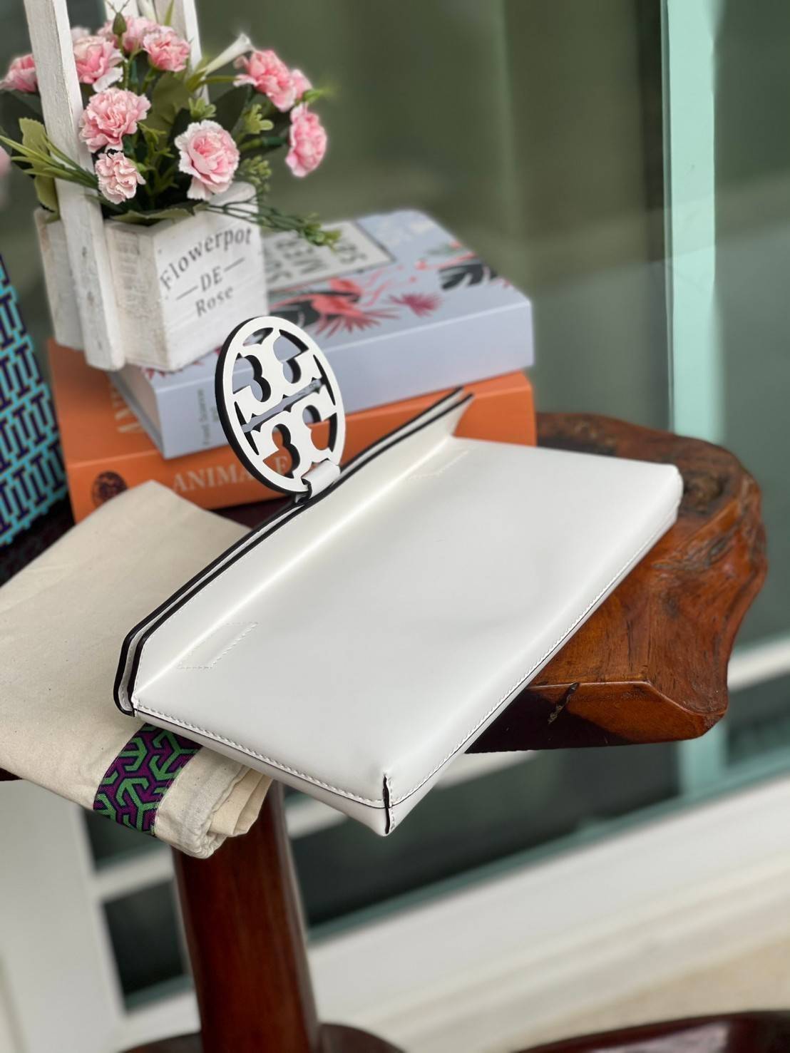 Tory burch Miller Metal clutch กระเป๋าคลัทช์ดีไซน์เรียบหรูออกแบบมาได้อย่างลงตัว ด้วยรูปทรงที่สวยงามและทันสมัย จากแบรนด์ Tory Burch ขนาดกำลังดี สามารถใส่กระเป๋าสตางค์หรือเครื่องสำอางค์ได้ตามขนาดกระเป๋า ในเรื่องของดีไซน์และLogo DoubleT เฉดเดียวกับสีของกระเป