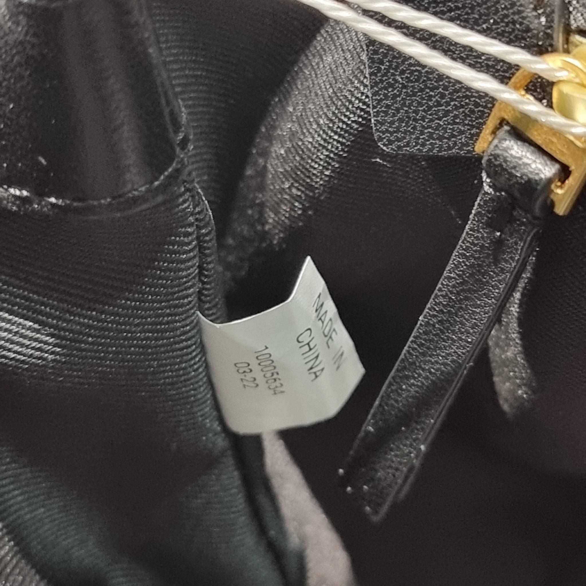 TORY BURCH FLEMING SOFT CONVERTIBLE SHOULDER BAG รุ่นหายาก กับดีไซน์ใหม่ล่าสุด มาพร้อมเสิร์ฟความสวยถึงบ้านไปเลย กับกระเป๋าสะพายไหล่ขนาดกำลังสวย หนังแท้นิ่มเต็มใบ สัมผัสสบายมือ