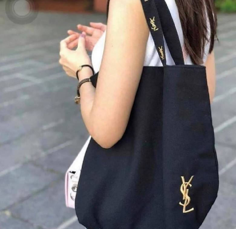 พรีเมี่ยมกิ๊ฟแท้ 100% 】Yves Saint Laurent YSL Cosmetics Canvas Tote Bag with Zipper Gift With Purchase (GWP) กระเป๋าสะพายพรีเมี่ยมกิ๊ฟรุ่นยอดนิยมจาก YSL Yves Saint Laurent Limited Collection E-Mook ดีไซน์คลาสสิคทรง Shopping Bag วัสดุ Canvas ปักโลโก้ YSL ด