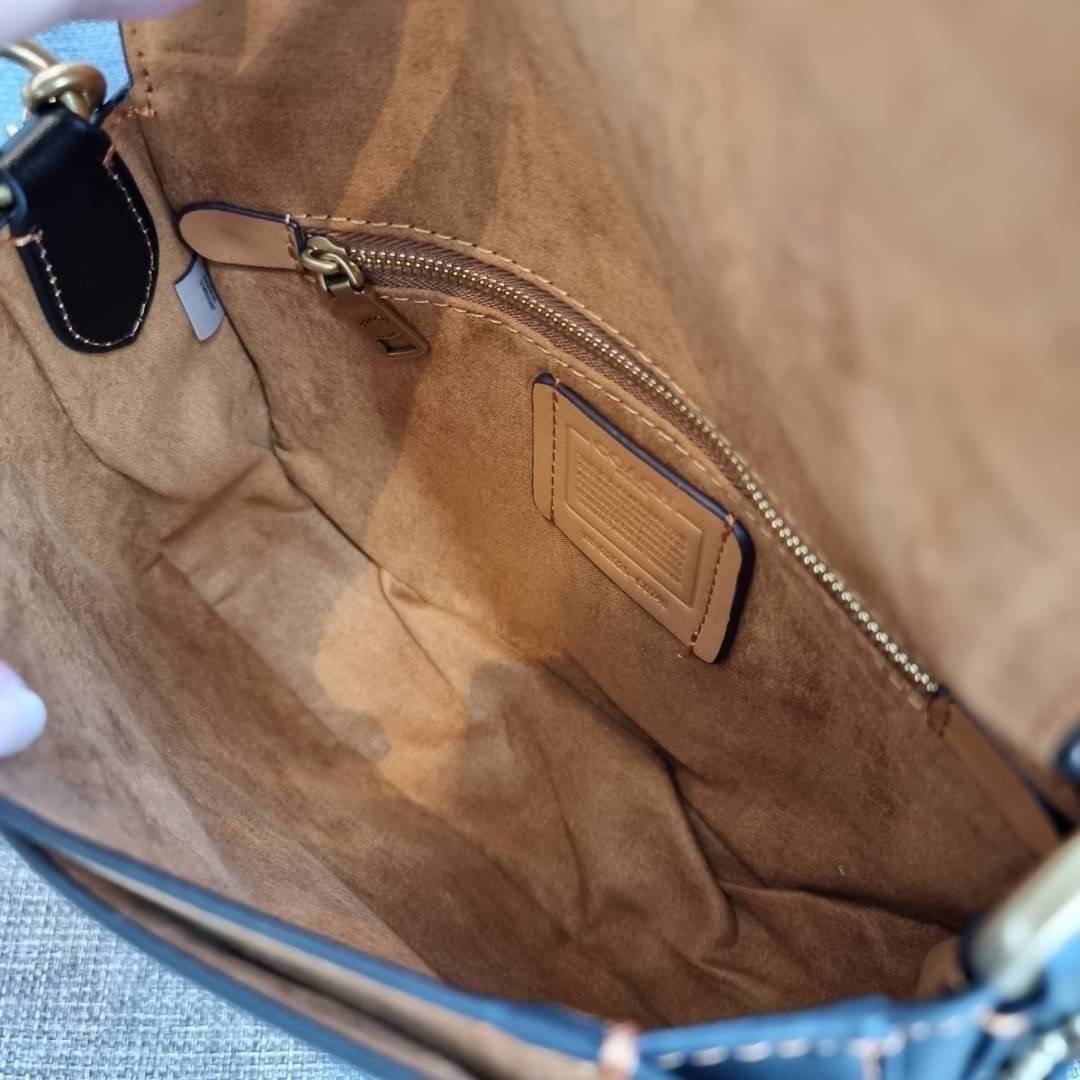 COACH C0749 BEAT SADDLE BAG The best item! ที่สาวๆรอคอย! ฮอตไฟลุก! สีหายาก ละมุนคุณหนู คอลเลคชั่นใหม่ ดีไซน์หรูหรา พิเศษมากๆมาพร้อมสายสะพาย 2 เส้น ใช้คู่กันหรือแยกสะพายก็สวยครบสูตร กระเป๋าสะพายทรง saddle คลาสสิค วัสดุหนัง glove-tanned ทนทาน เปิด-ปิดด้วยกร