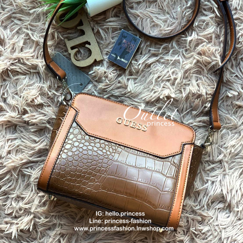 Guess Trylee Cross Body Bag รีออเดอร์รุ่นขายดี!! กับกระเป๋าทรง crossbody ใบนี้ ขนาดกำลังดี ใส่กระเป๋าสตางค์ทรงยาวพร้อมกับมินิไอแพคได้ เปิดปิดด้วยซิปเดียวด้านบน ภายในบุผ้าลาย signature ของ guess มาพร้อมสายสะพายยาว106cmปรับระดับได้ถึง 5 ระดับสามารถถอดสายได้