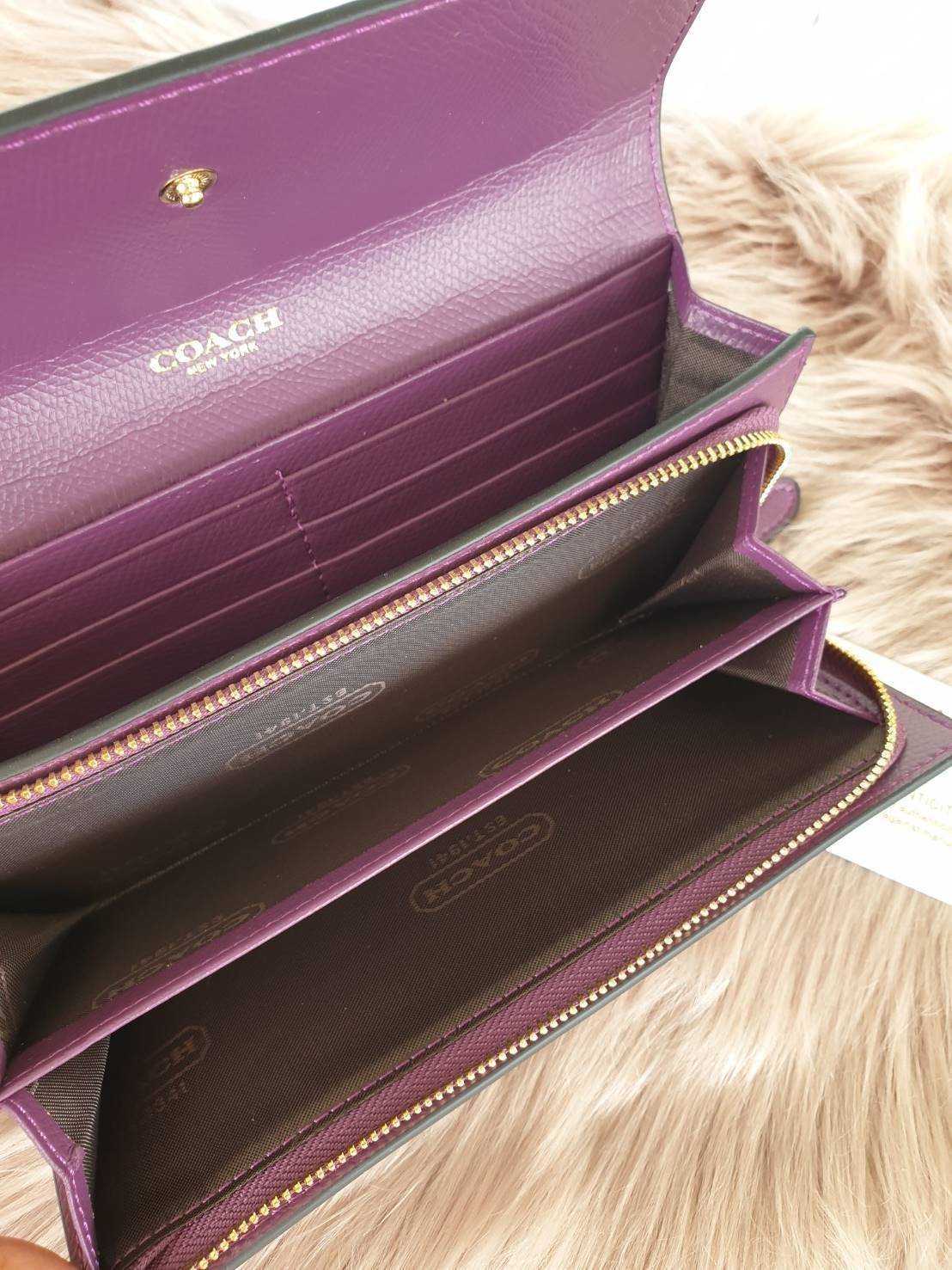 Coach long wallet กระเป๋าสตางค์ใบยาว วัสดุ pu. อะไหล่รมดำ เปิดปิดแบบฝาปิดกระดุม ภายในมีช่องใส่บัตร, ธนบัตร และช่องซิปใส่เหรียญ ด้านหลังมีอีก 1 ช่องค่ะ