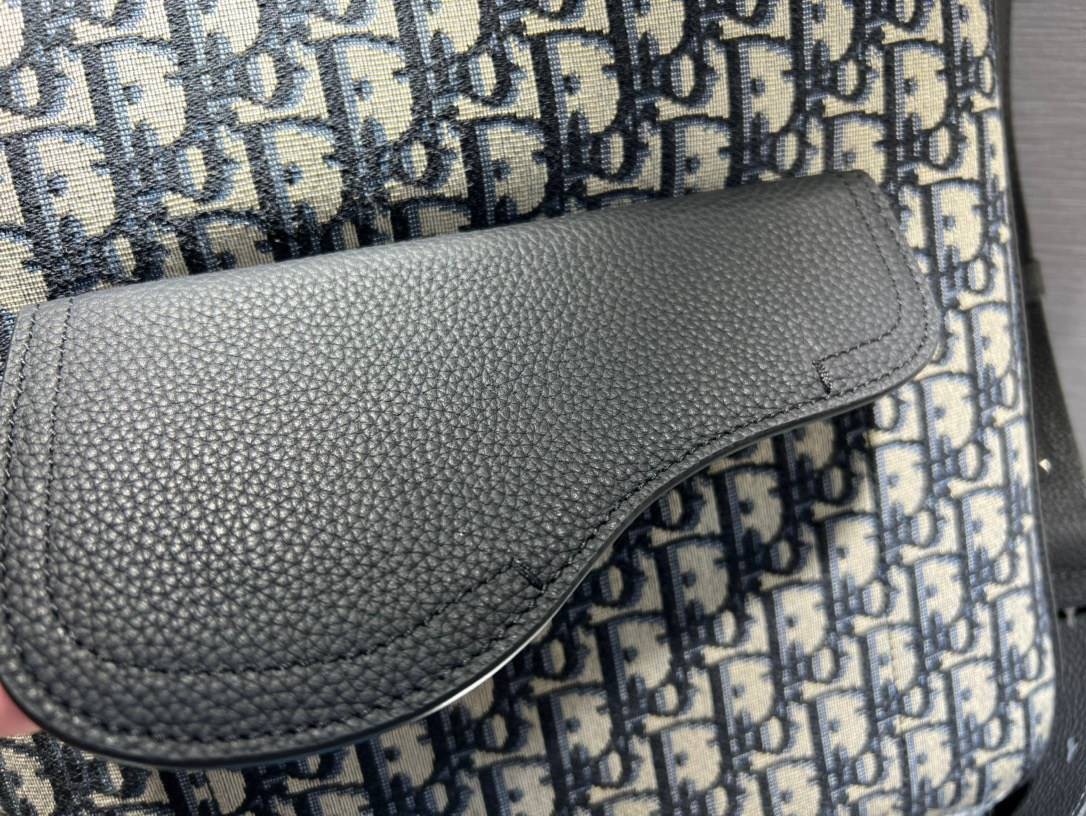 หนังแท้ SADDLE TOTE BAG WITH SHOULDER STRAP Beige and Black Dior Oblique Jacquard พร้อมส่งที่ไทย เกรดออริจินอลหนังแท้และผ้าแจ็คการ์ดอย่างดีทั้งใบ ภาพสินค้าถ่ายจากงานขายจริง ใช้งานต่างประเทศได้