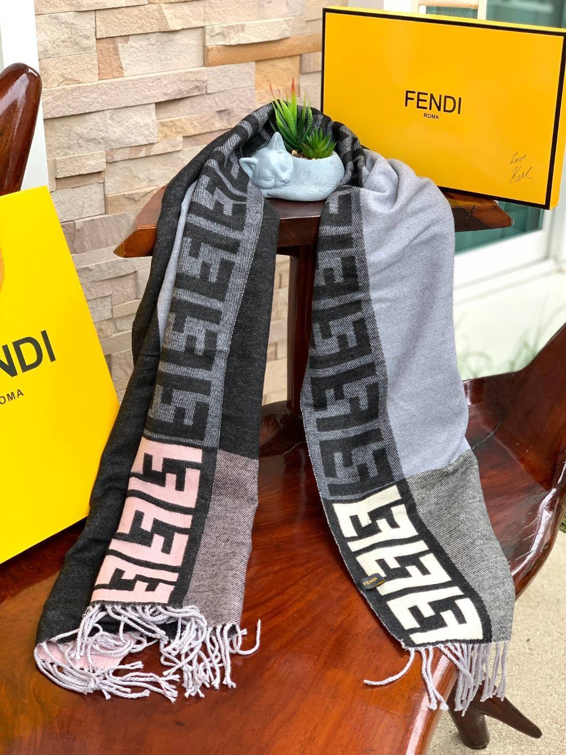 Fendi Scarves For Women’s Accessories Scarf แบรนด์แฟชั่นชั้นนำจากอิตาลี ส่งมอบความรู้สึกดีๆให้กับคนที่คุณรัก ในรูปแบบผ้าพันคอและผ้าคลุมไหล่ผืนใหญ่เพิ่มความอบอุ่น ถักทอด้วยผ้าcashmere เนื้อผ้านิ่ม สัมผัสนุ่มมือ ทอลายในตัว สีและลายคมชัด เหมาะสำหรับเป็นของฝา