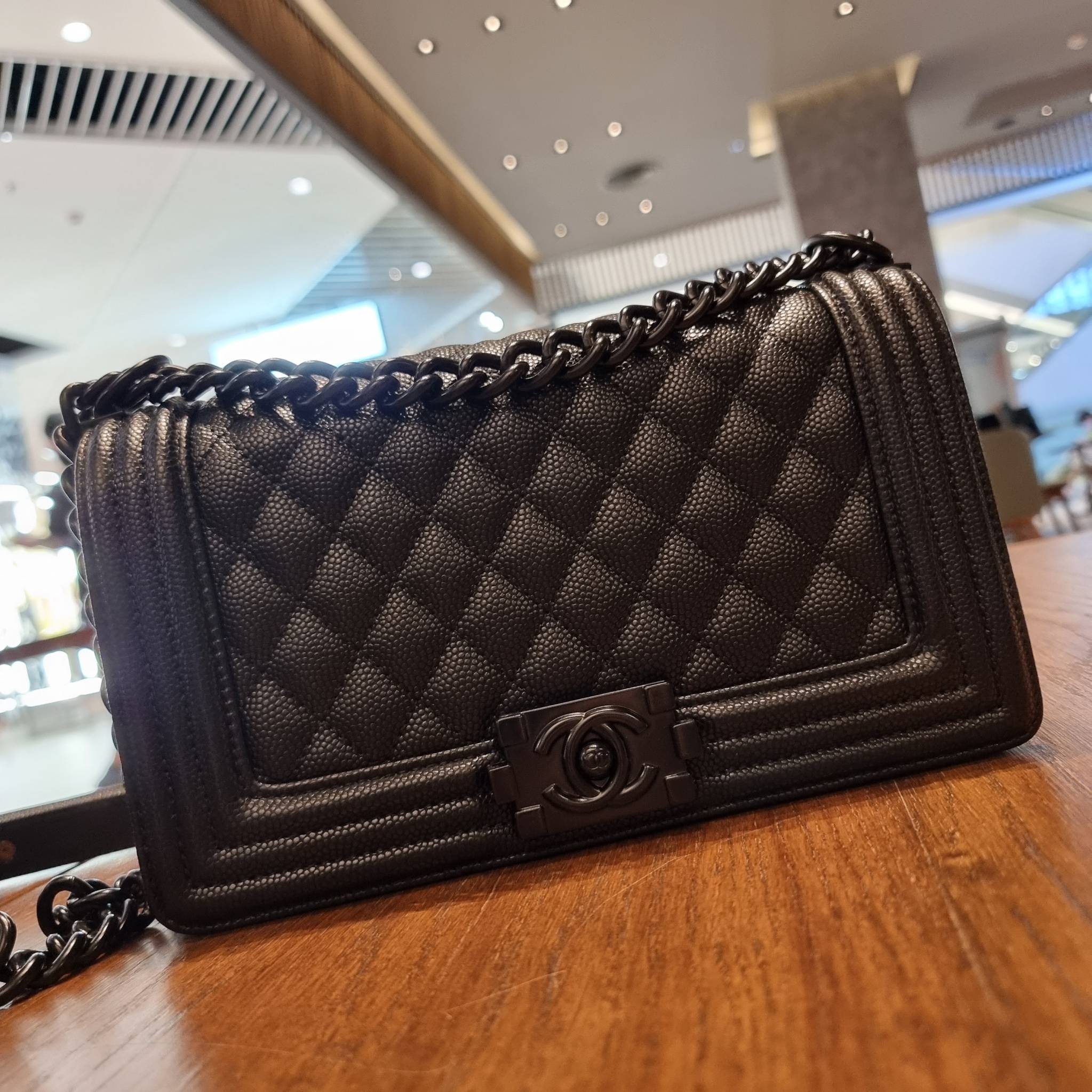 Chanel Boy 10" พร้อมส่งที่ไทย รุ่นสุดฮอต ดีไซน์อะไหล่ดำ เรียบหรูมากๆ!! วัสดุหนังลายคาร์เวีย ทรงคลาสสิคที่สาวๆห้ามพลาด!! ในราคาสุดคุ้ม เปิด-ปิดกระเป๋าด้วยตัวล็อค ภายในโล่งกว้าง ไซส์ใหญ่ใส่ของได้เยอะ มีช่องแยกในกระเป๋า มาพร้อมสายสะพายโซ่สลับหนังรองบ่า 