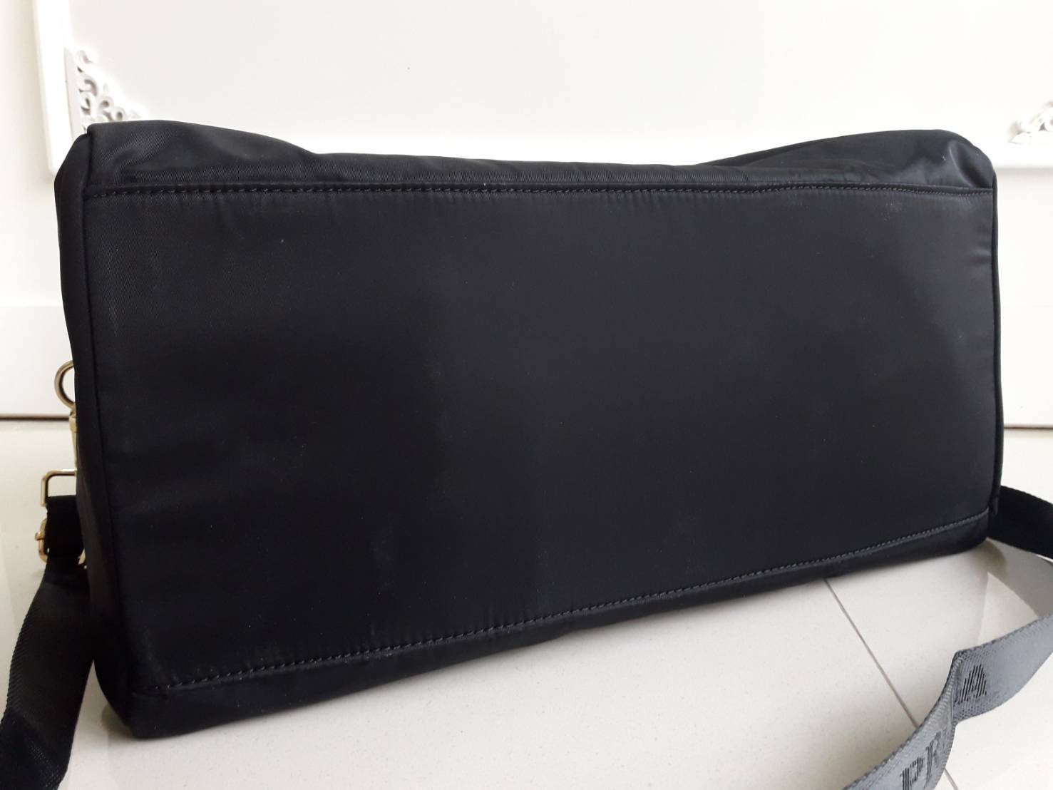 New arrival ! กระเป๋าทรง travel pillow bag จากงานพรีเมี่ยมกิ้ฟท์แบรนด์ PRADA ค่า เป็น กระเป๋าผ้า nylon ทั้งใบเลย น้ำหนักเบา สะพายสบายไหล่คะ ด้านหน้าปัก logo brand บนหมี ส่วนด้านหลักเป็น logo ชื่อแบรนด์คะ อะไหล่ทองทั้งใบ ด้านในกว้างม้ากกกกกกกบุผ้าปั้มแบรนด