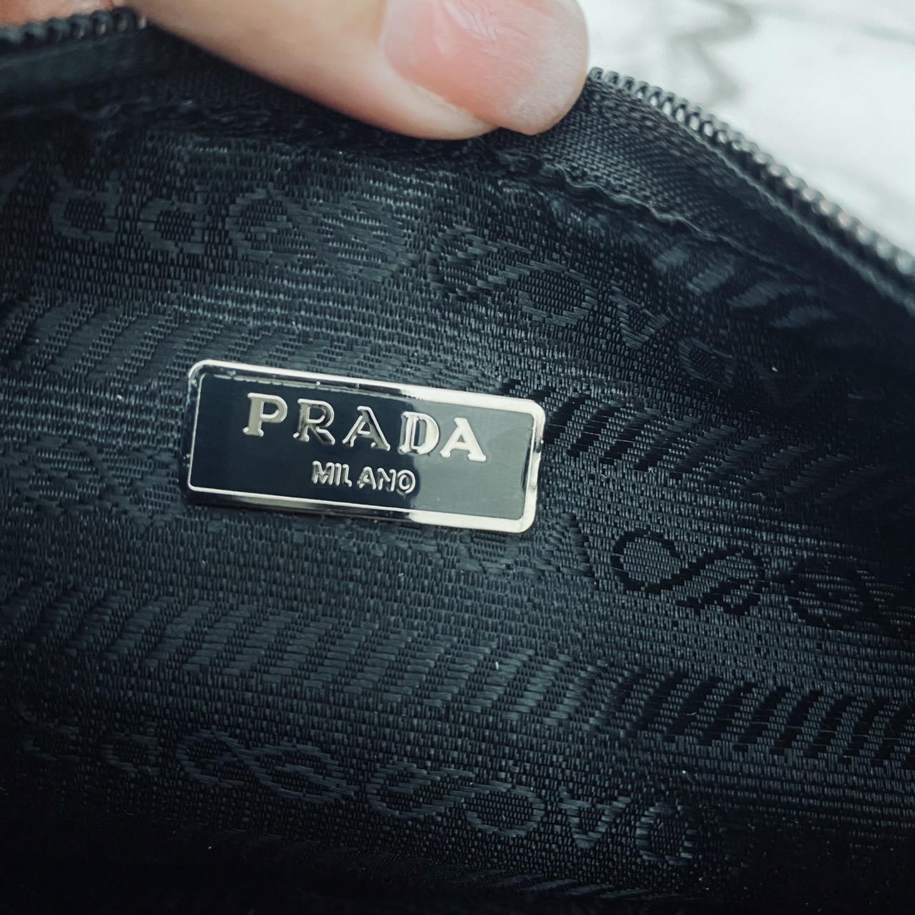 Prada Nylon Shoulder Bag / Re-Nylon Prada Re-Edition 2000 mini-bag กระเป๋าสะพายไหล่ผ้าไนล่อน เรียบแต่หรู คูลแต่เท่ห์ ยกให้ใบนี้ตลอดกาลเลยค่า
