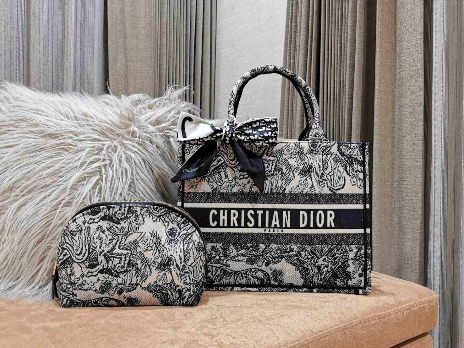 "ซื้อ1ได้ถึง2ใบ!" DIOR TOTEBAG WITH CLUTCH สวยหรูดูดี Setสุดคุ้มได้ทั้งกระเป๋า Dior Anagram Totebag + กระเป๋าคลัชเครื่องสำอาง + Dior Twilly สำหรับผูกกระเป๋าหรือผูกผมได้ ไอเท็มสุดฮิตสวยปังน่าใช้น่าสะสม มาพร้อมกล่องแบรนด์ จะซื้อใช้เองหรือมอบเป็นขอ