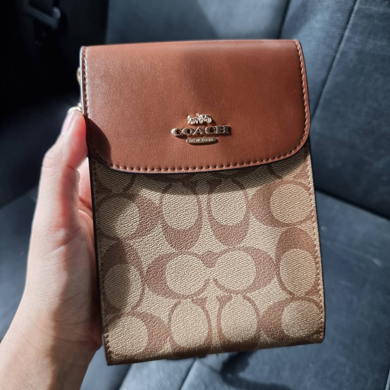 COACH 3051 RACHEL PHONE CROSSBODY IN SIGNATURE CANVAS HOT ITEM!! กระเป๋าสะพาย case phone ต้องมา ให้คุณพกพา gadget ล้ำไปได้ทุกที่ ใส่โทรศัพท์มือถือได้ทุกรุ่น ดีไซน์ใหญ่กว่าเดิม และยังมีช่องเก็บบัตรให้เพิ่มไปอีก ดีไซน์ลายซีคลาสสิค วัสดุหนังแคนวาส เปิด-ปิดด้