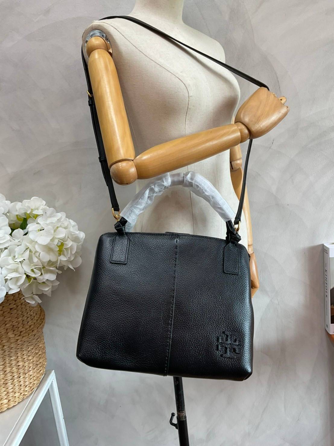 TORY BURCH Mcgraw Satchel Tote Bag (Size L) กระเป๋าถือ/สะพาย Crossbody วัสดุหนังลูกวัวแท้ 100% ด้านหน้าประดับโลโก้หนัง ตัดเป็นรูปตัว T สัญลักษณ์แบรนด์ ตัวกระเป๋าเดินด้ายเล่นลายเพิ่มลูกเล่น เพื่อความเก๋!!