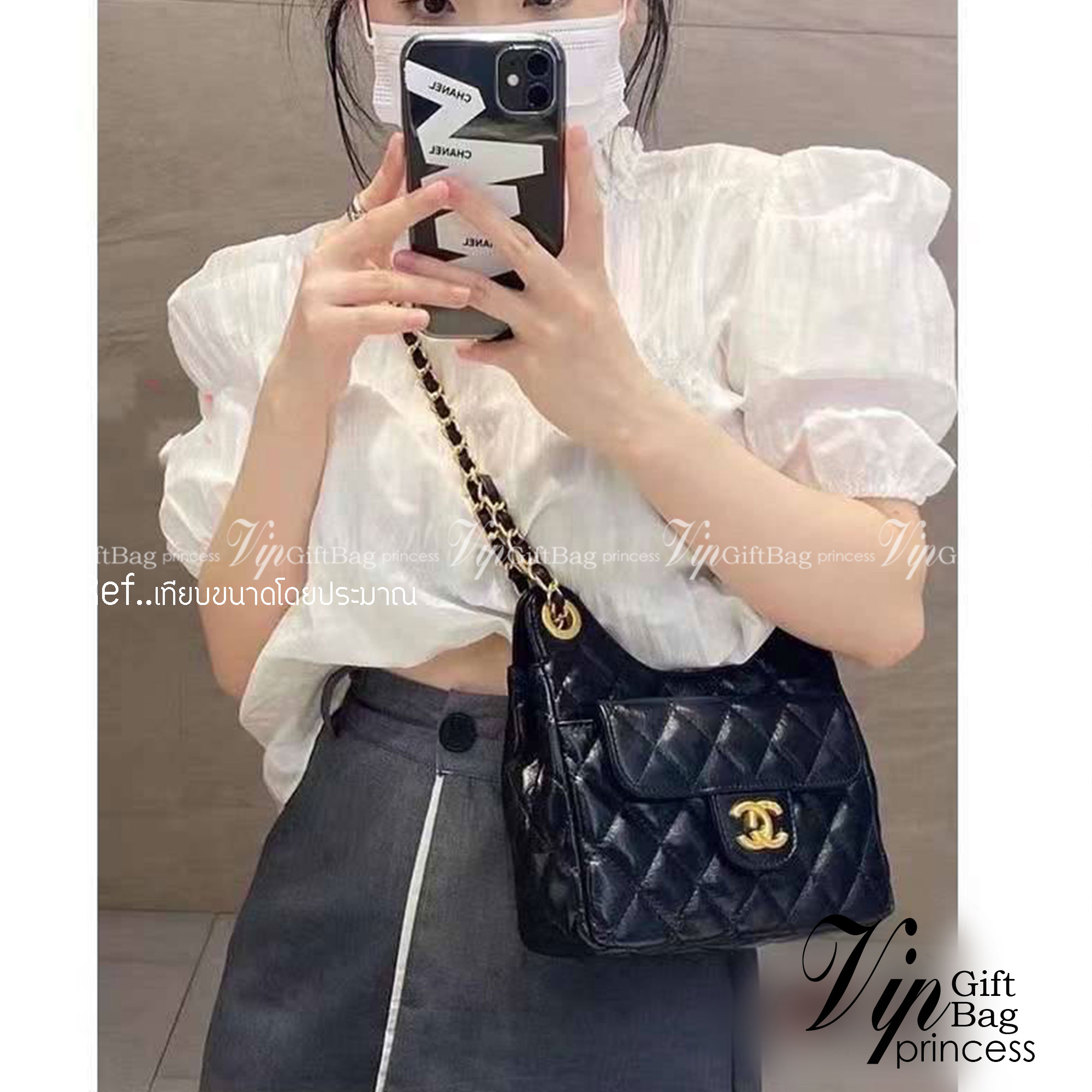CHANEL SMALL HOBO BAG ใหม่ล่าสุดก่อนใคร กับคอลใหม่ลุคลูกคุณยอดฮิต Shiny Crumpled Calfskin & Gold-Tone Metal ตอบโจทย์ได้ทุกลุค ทุกไลฟ์สไตล์ ใช้งานได้ง่ายคล่องตัว กับกระเป๋าสะพายข้าง ปรับเปลี่ยนการใช้งานได้หลากหลาย ภายในเป็นช่องโล่ง สะพายไปเที่ยว ทำงาน ออกเ