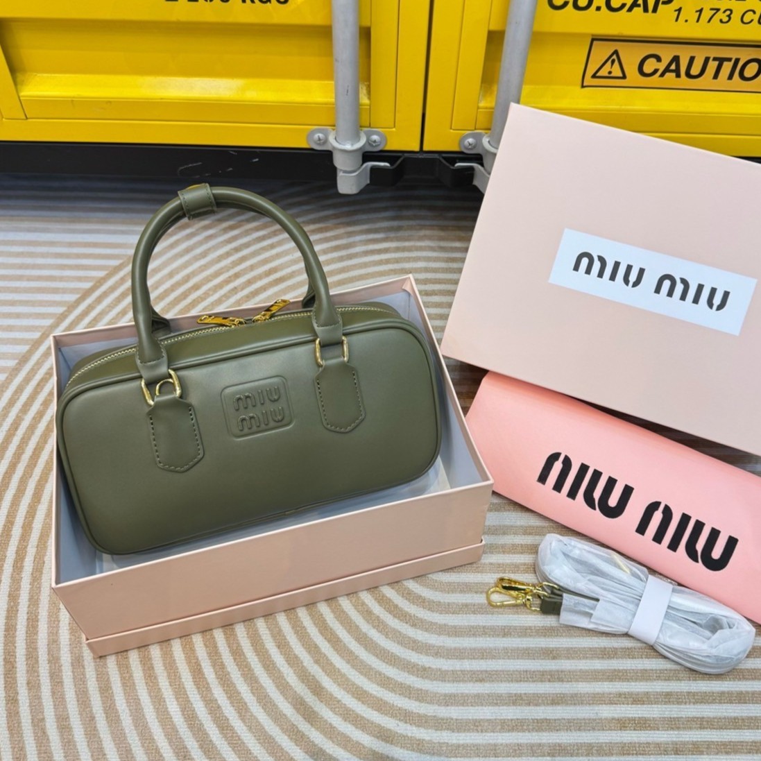 MIU MIU Arcadia leather bag กระเป๋าถือ/สะพายสุดชิคมากในตอนนี้ ดีไซน์เรียบแต่มากมีอยู่จริง สวยดูแพง แมทชุดได้ง่ายสุด มินิมอลมินิใจ หูจับในตัวง่ายและสะดวกพกพา มาพร้อมสายสะพายข้างให้อีก