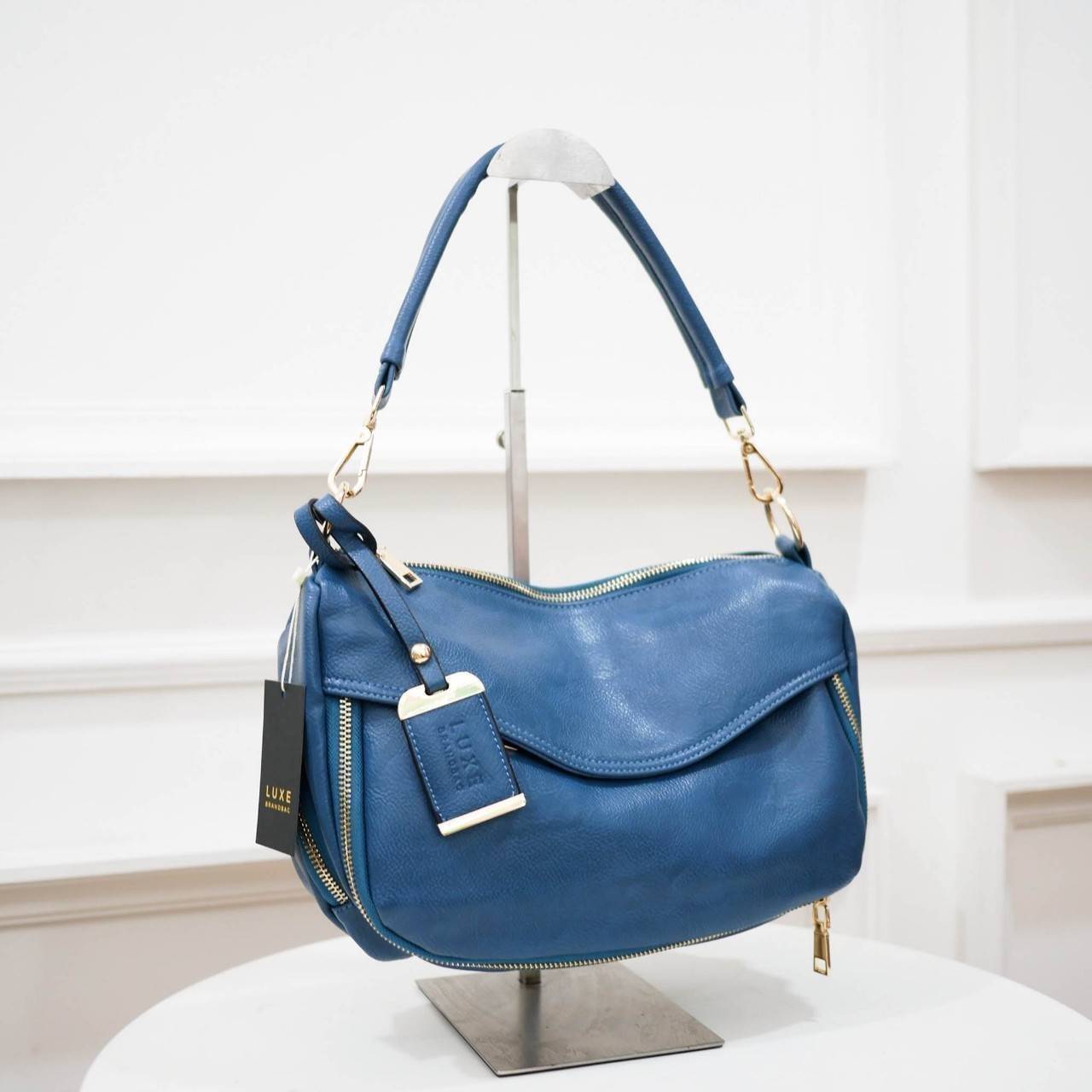 กระเป๋าถนอมสุขภาพไหล่ ใหม่ล่าสุดให้คุณได้ช้อปก่อนใคร Healthy bag จาก Luxe Light shoulder city bag กระเป๋าสะพายที่กล้าพิสูจน์ความเบา ดีต่อใจ สายสะพายไหล่เพิ่มความกว้าง ช่วยในการถ่ายเทน้ำหนัก ภายในบุผ้าเบาบางพิเศษ แต่ยังทนทานและไม่บกพร่องเรื่องฟังค์ชั่นใช้ง