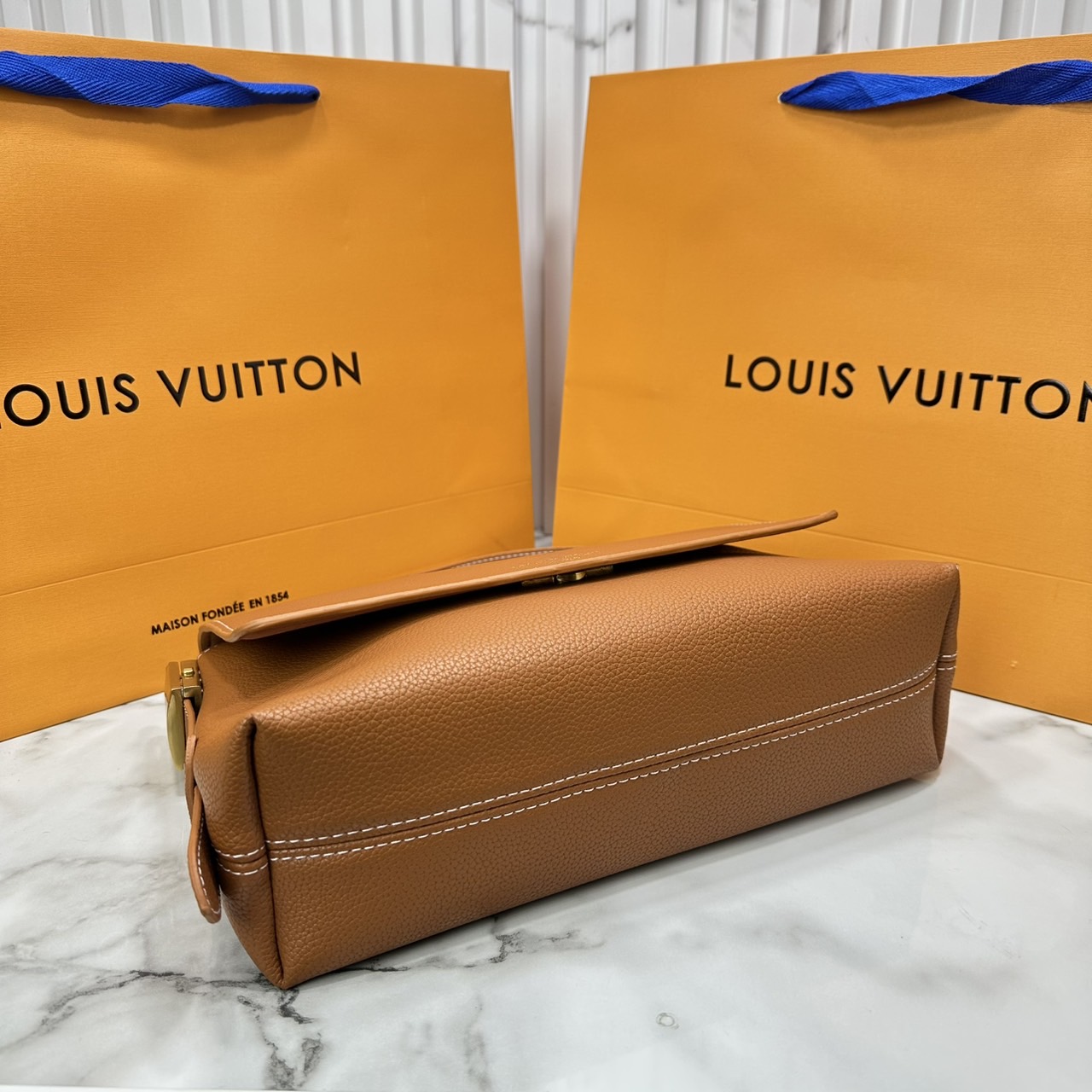 ORI หนังแท้ | LV Low Key Messenger Bag กระเป๋าสะพายทรงแมสเซ็นเจอร์ รูปทรงใหม่ สไตล์เรียบง่ายแต่หรูหรา ตกแต่งด้วยแม่กุญแจสีทองวินเทจ พร้อมใบลูกลายโมโนแกรมเพิ่มฟังชั่นการใช้งาน