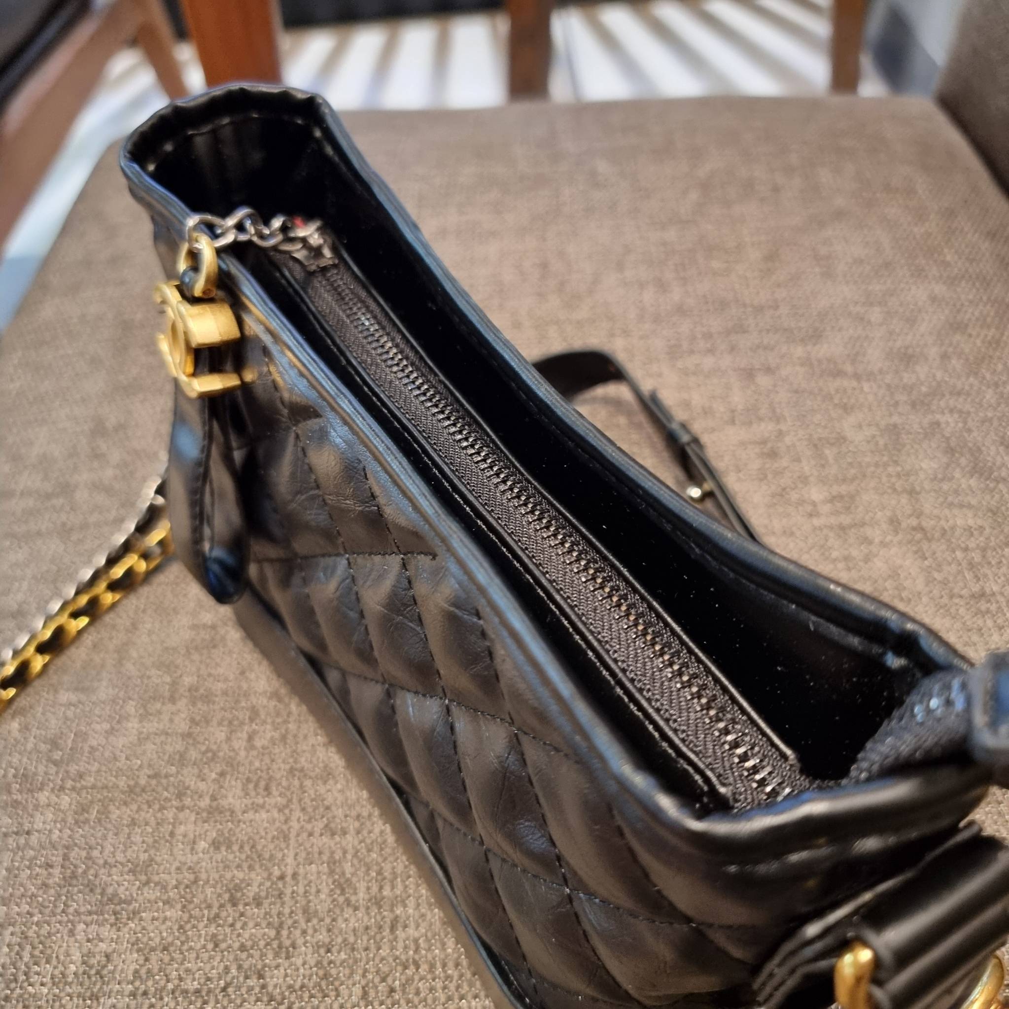 8" CHANEL SHOULDER BAG / CHANEL GABRIELLE HOBO BAG ไซส์คลาสสิค กระเป๋าสะพายข้าง/ไหล่ หนังสังเคราะห์ นิ่ม หรู มาพร้อมพวงกุญแจสัญลักษณ์แบรนด์ พิเศษ!! สายคล้อง jumbo font เพิ่มดีเทลความแพง อะไหล่พร้อมโซ่สะพายสีทองสลับสีเงินรมดำ สามารถสะพาย crossbody หรื