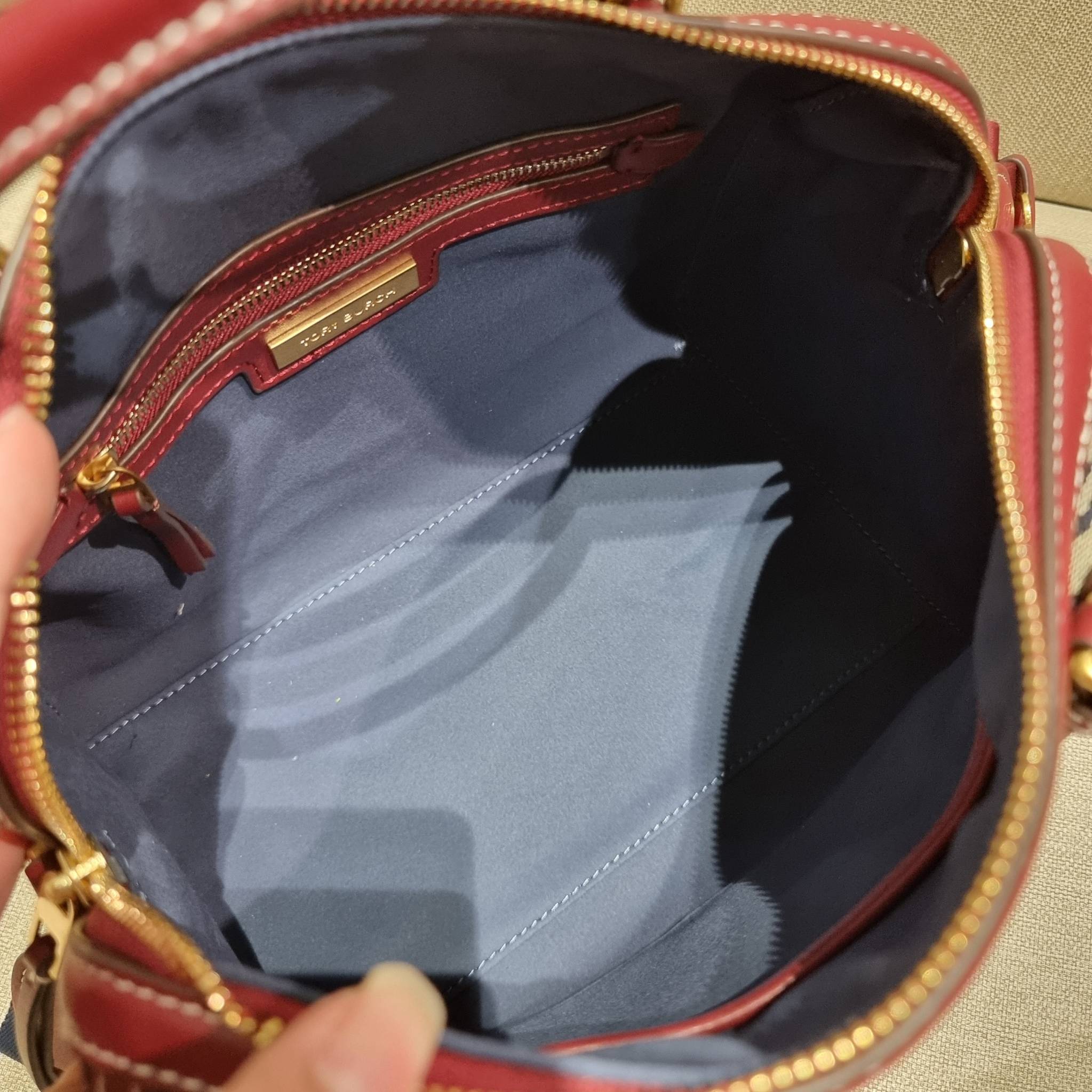 TORY BURCH T MONOGRAM JACQUARD EMBROIDERED DUFFLE คอลใหม่ล่าสุด สวยพร้อมเสิร์ฟแบบไม่ต้องรอพรีฯ ลายโมโนแกรมสุดคลาสสิคที่ถูกดีไซน์รังสรรค์ด้วยงานปักสุดชิค น่าใช้ใจฟูแค่แรกเห็น!! วัสดุ jacquard woven สลับหนังแท้ หูจับในตัว และพร้อมไปเลยกับสายสะพายข้าง ที่จะถ