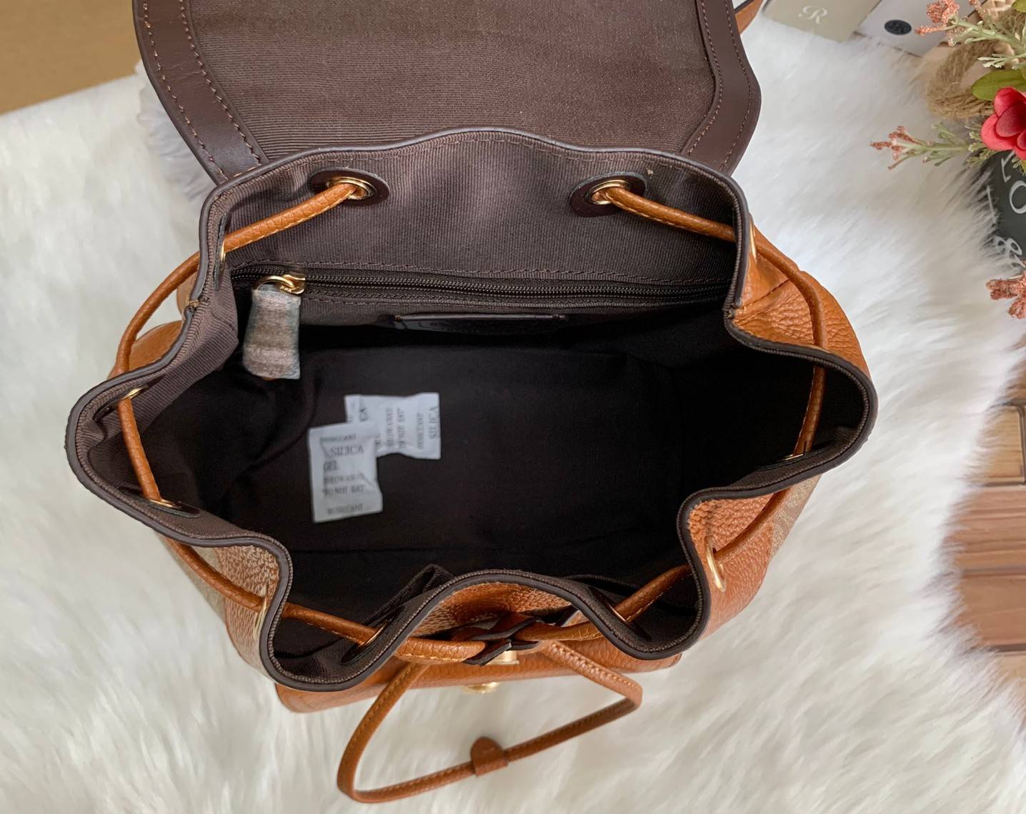 COACH PENNIE BACKPACK 22 ((C4122)) พร้อมส่งที่ไทย ห้ามพลาดค่าา! กระเป๋าสะพายหลังแบบมีหูกิ้ว วัสดุเดนิมอย่างดีนิ่ม+หนังแท้ ได้สวยงามลงตัว นำ้หนักเบา ทรงสวยน่ารักมากๆค่ะ ด้านหน้ามีช่องกระเป๋าเล็กใส่ของจุกจิก ปากกระเป๋าแบบหูรูด ภายในกระเป๋าโล่ง กว้าง สามารถใ