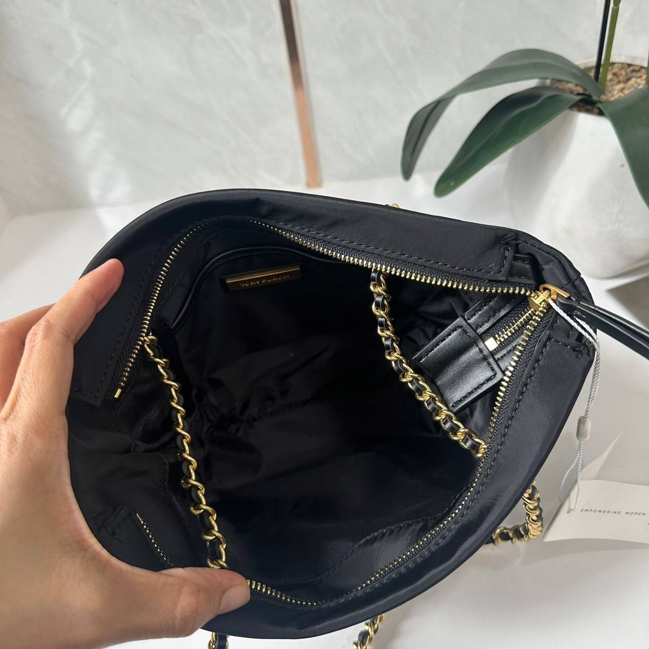 TORY BURCH Ella Chain Crossbody Nylon Bag กระเป๋าคล้องไหล่สายโซ่หรูหราโดดเด่นด้วยโลโก้หนังด้านหน้า สามารถปรับสะพายคอสบอดี้ สะพาลไหล่ได้