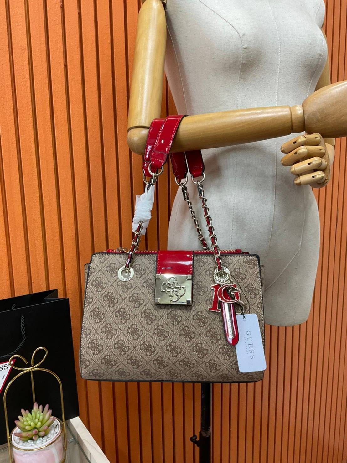 กระเป๋าสะพายไหล่ Guess Logo City Small Society Satchel กระเป๋าสะพายไหล่ ขนาดกำลังดี วัสดุ pu สวยอยู่ทรง มาพร้อมพวงกุญแจน่ารักๆ ถอดออกได้ ด้านหน้าประดับโลโก้แบรนด์ เปิดปิดด้วยซิป มี 2 ช่องหลักใช้งาน ภายในช่องซิปหน้าแยกเป็นสัดส่วนการใช้งาน ซิปช่อง 2 โล่งกว้