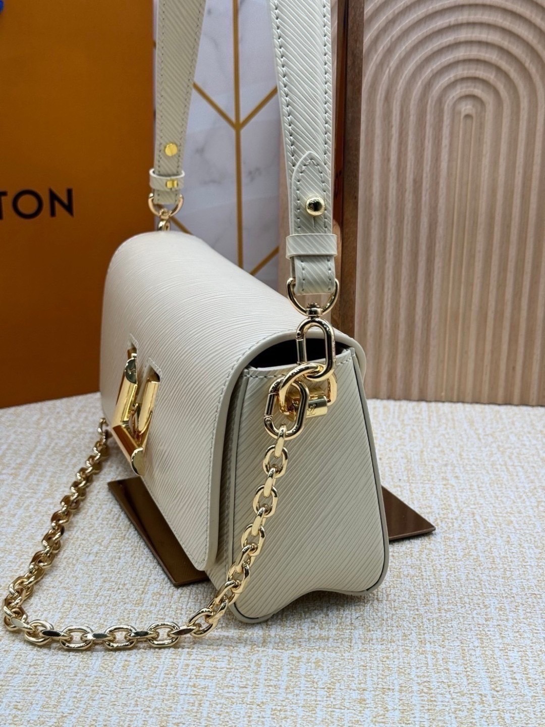 ORI หนังแท้ | LV Twist West Bag กระเป๋าสะพายหนัง Epi ลายเกรน สุดคลาสสิกมาดีไซน์ใหม่ในรูปทรงยาวเผยลุคมีระดับเหนือกาลเวลา ความหรูหราเข้ากับสตรีตสไตล์