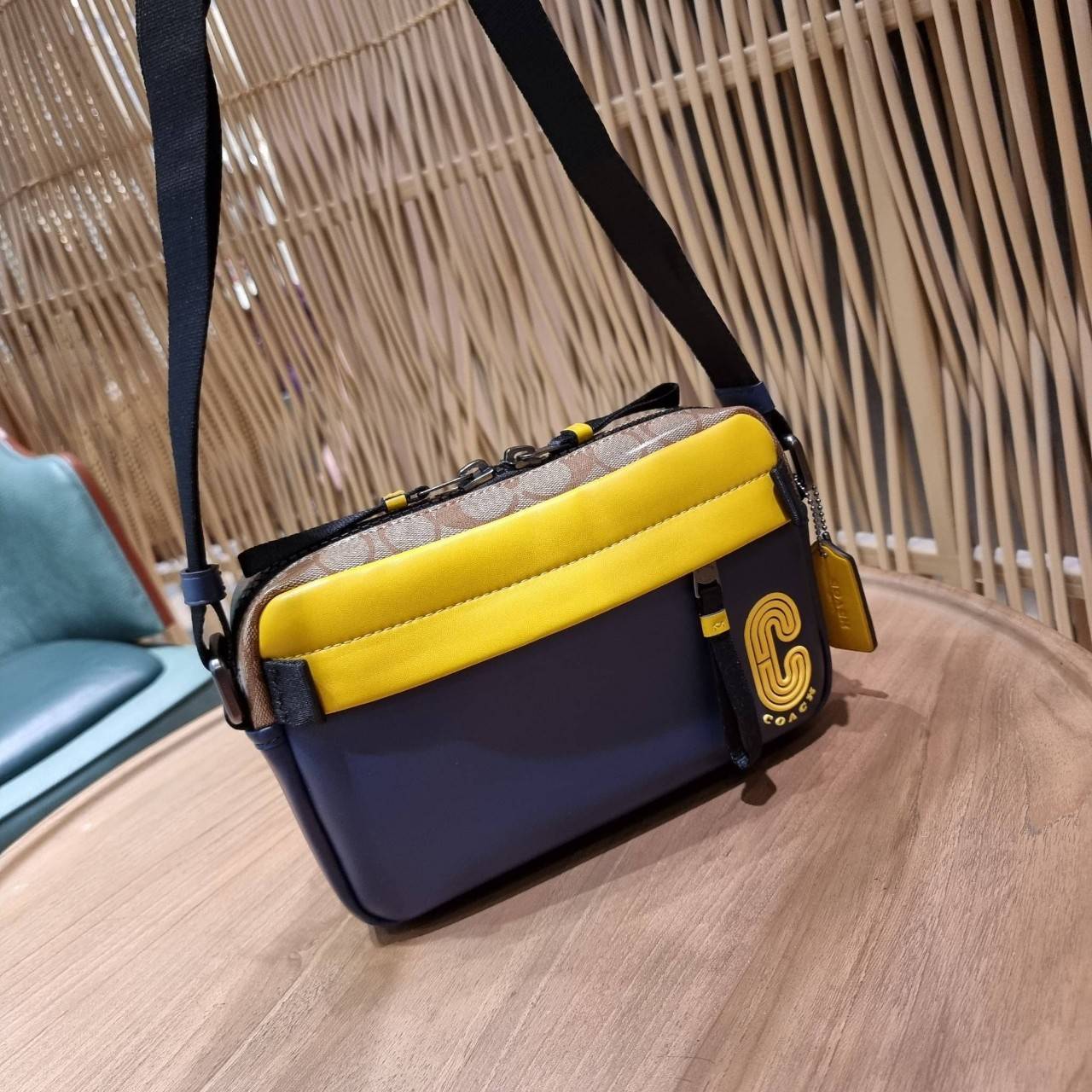 COACH EDGE CROSSBODY WITH CAMO PRINT ((2381, 2373)) ความเท่ never die!! กระเป๋าครอสบอดี้ทรงยอดฮิต ที่หนุ่มๆไม่ควรพลาด รูปทรงดีไซน์คลาสสิค ใช้งานง่าย วัสดุหนังแท้ตกแต่งตาข่ายพร้อมลายพริ้นท์ด้านหน้า สุดคูล!! ตัวกระเป๋ามีซิปหลัก และซิปด้านหน้า พร้อมช่องแยกด้