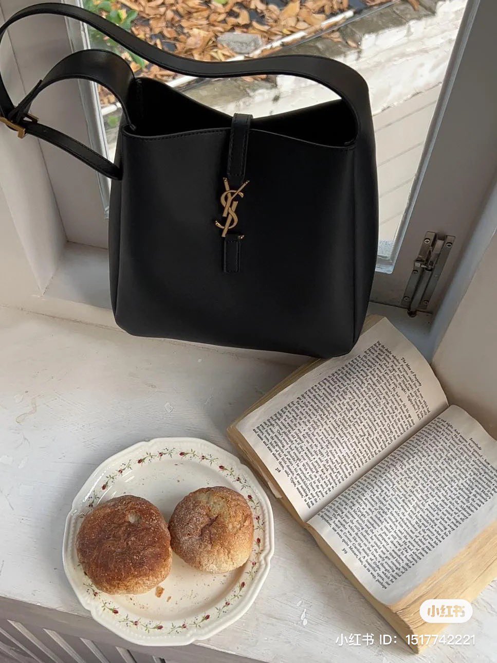 YSL Le 5 a soft hobo bag / YSL Tote 2022 มาใหม่มากก พร้อมส่งที่นี่ที่เดียวเลยค่า กระเป๋าที่สาวๆ ตามหากันหนักจริงๆ ตามรอยคุมโรเซ่ไปเลยค่าา งานเกรดออริจินอล หนังซอร์ฟสวย ภาพสินค้าถ่ายจากงานขายจริง ใช้งานต่างประเทศได้